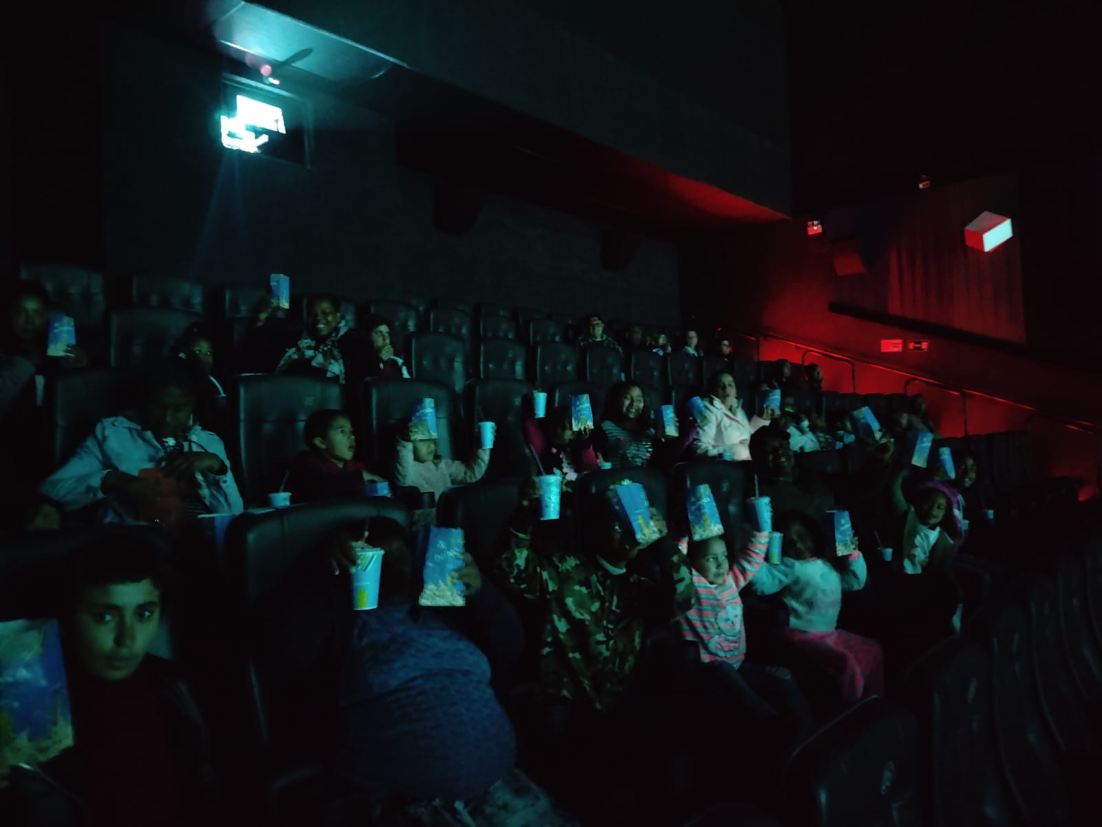 Realizada junto a Secretaria de Assistência Social, ação levou cerca de 70 crianças e adultos com deficiência, a uma sessão de cinema