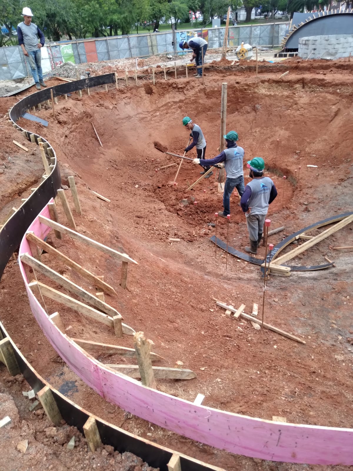 Equipes trabalham nas ferragens, concreto e aterro da estrutura que está sendo construída no Parque Dom Antônio Zattera. Investimento na requalificação é de emenda parlamentar e contrapartida do Município