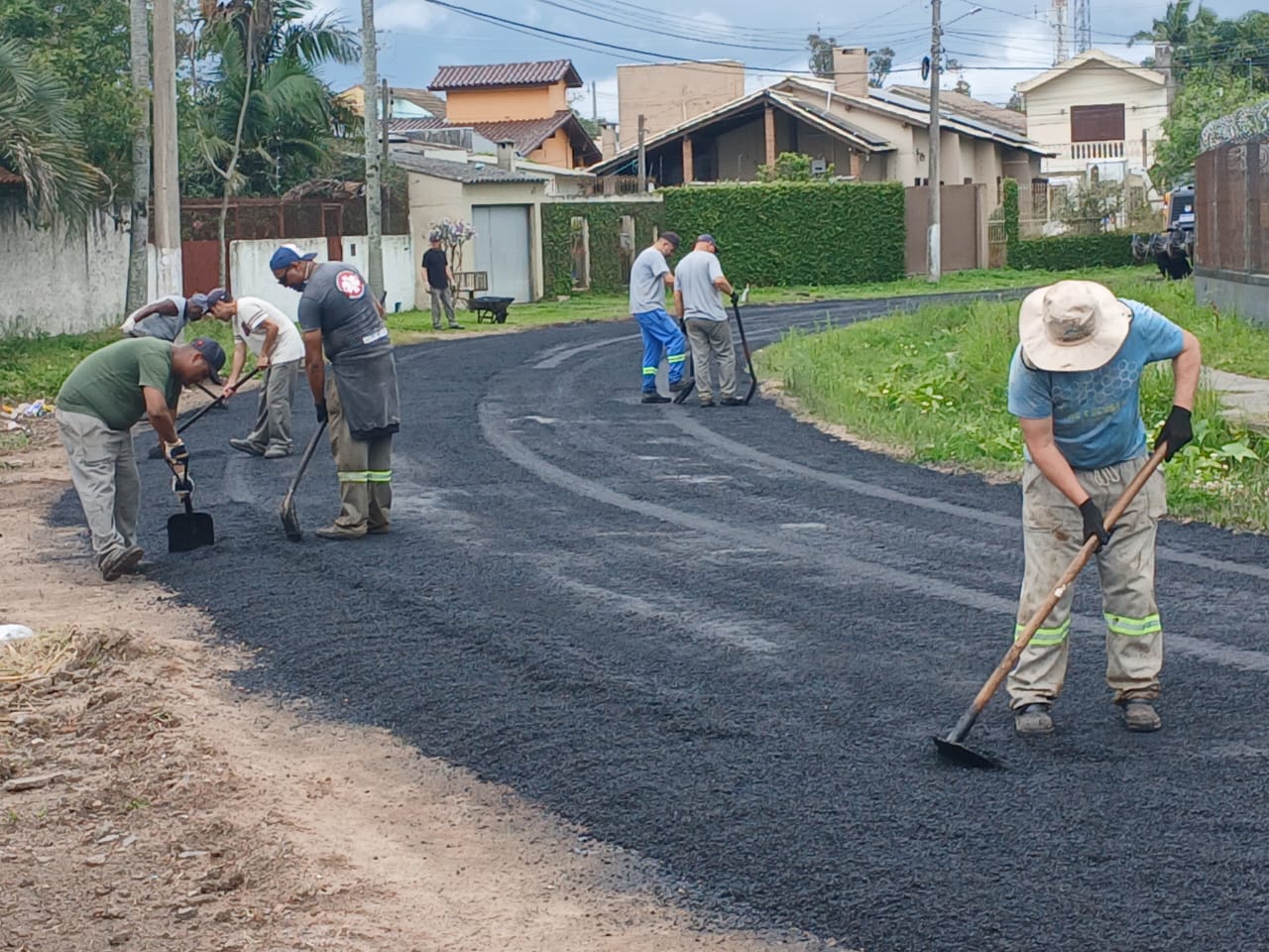 Secretaria de Obras e Pavimentação utilizou 35 toneladas de asfalto no serviço; outras 12 foram usadas para corrigir buracos de quatro avenidas