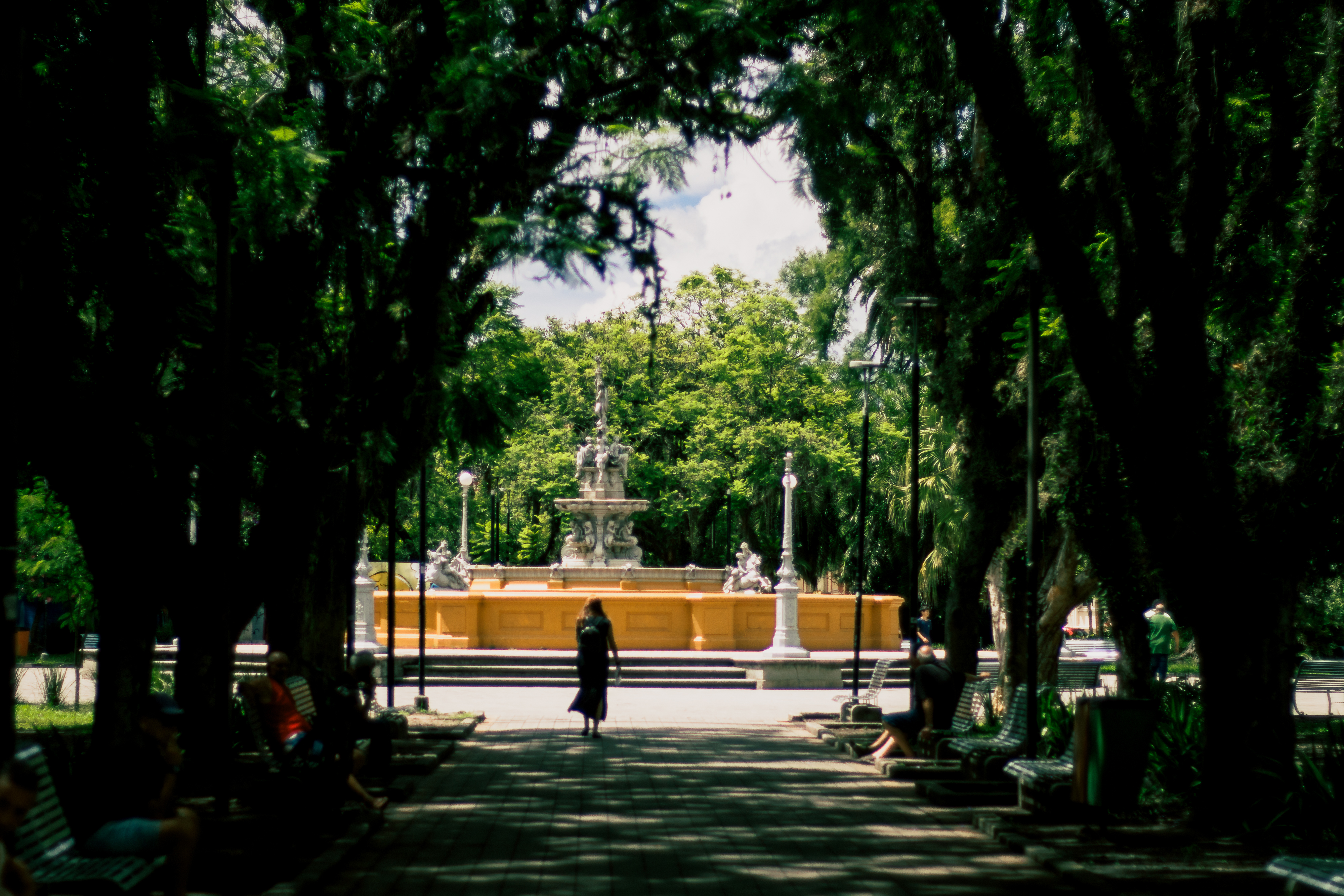 A Coronel Pedro Osório terá quase uma centena de expositores artesanais e de brechós pela manhã e tarde. Sábado também tem Mercado das Pulgas no Largo do Mercado