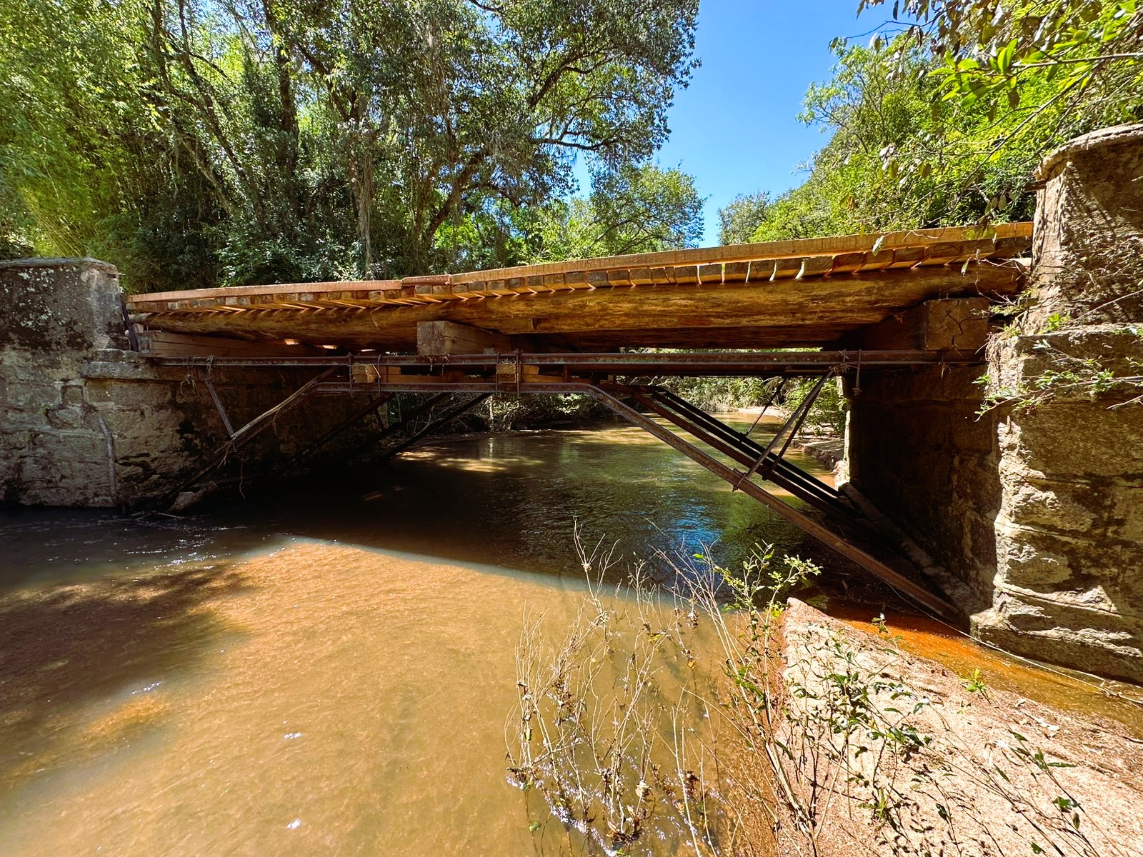 Estrutura de nove metros de extensão sobre o arroio Pelotas, na colônia Santa Helena, é importante para escoamento da safra do pêssego