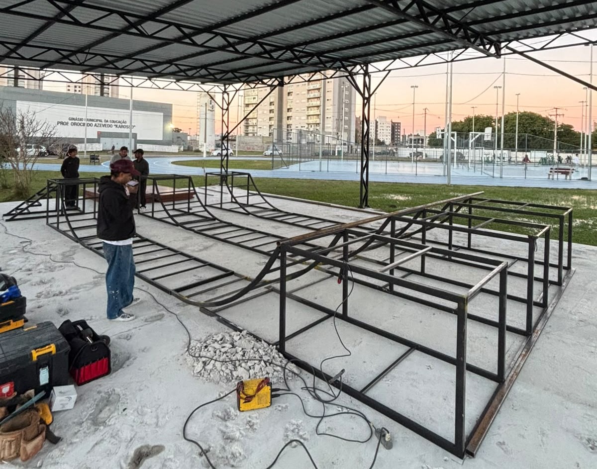 Estrutura em madeira está em andamento. Material é parte do Red Bull Building Drop, que levantou a maior rampa do mundo ano passado em Porto Alegre