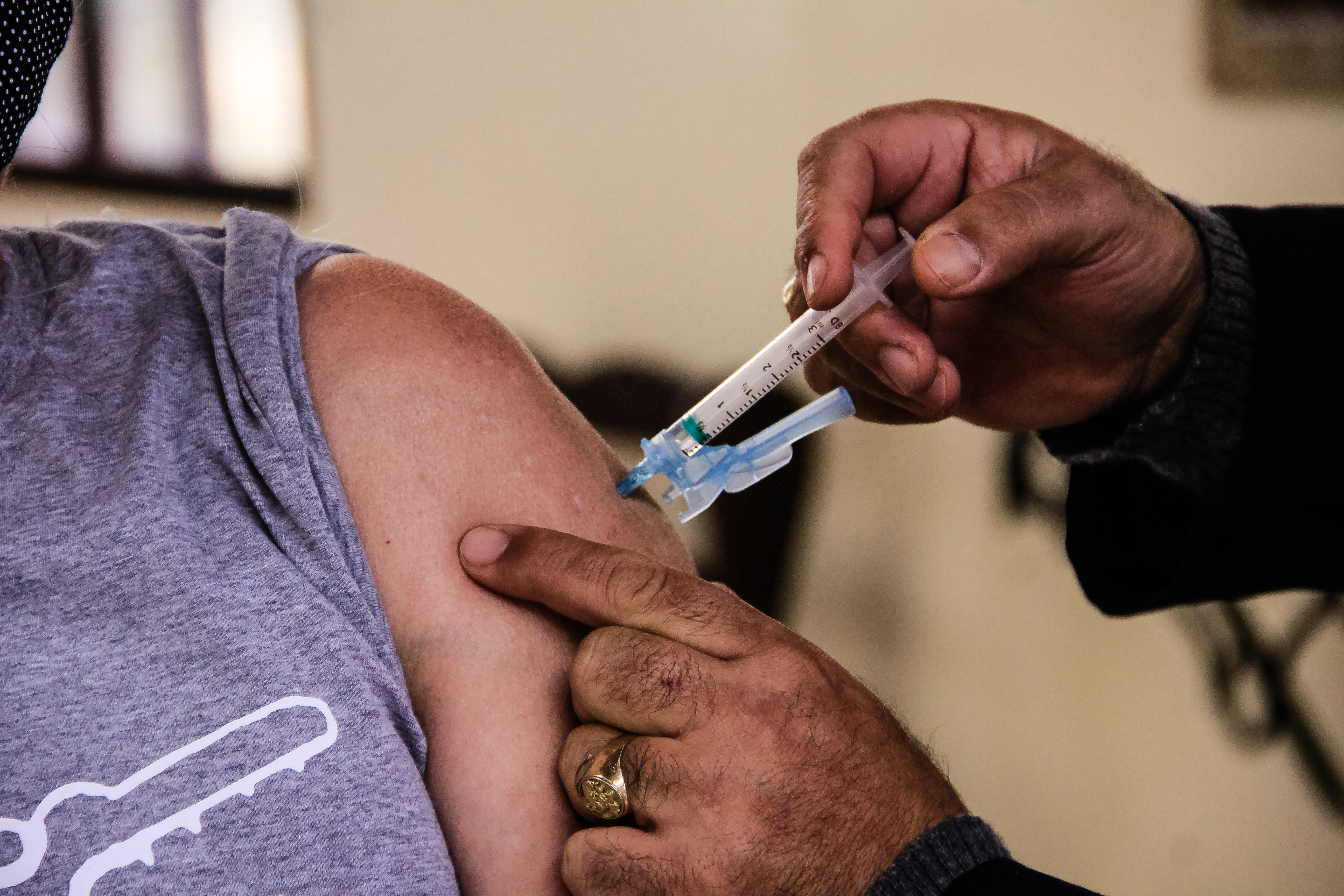 Profissionais da saúde, adultos imunocomprometidos e aqueles com 50 anos ou mais já podem receber a segunda dose de reforço contra o coronavírus