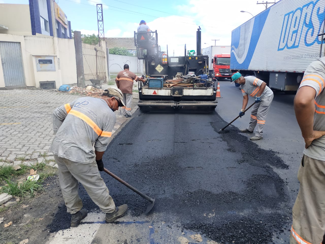 Colocação de asfalto novo é concluída entre a Praça do Colono e a rua Professor Júlio Gustavo Fehrenbach