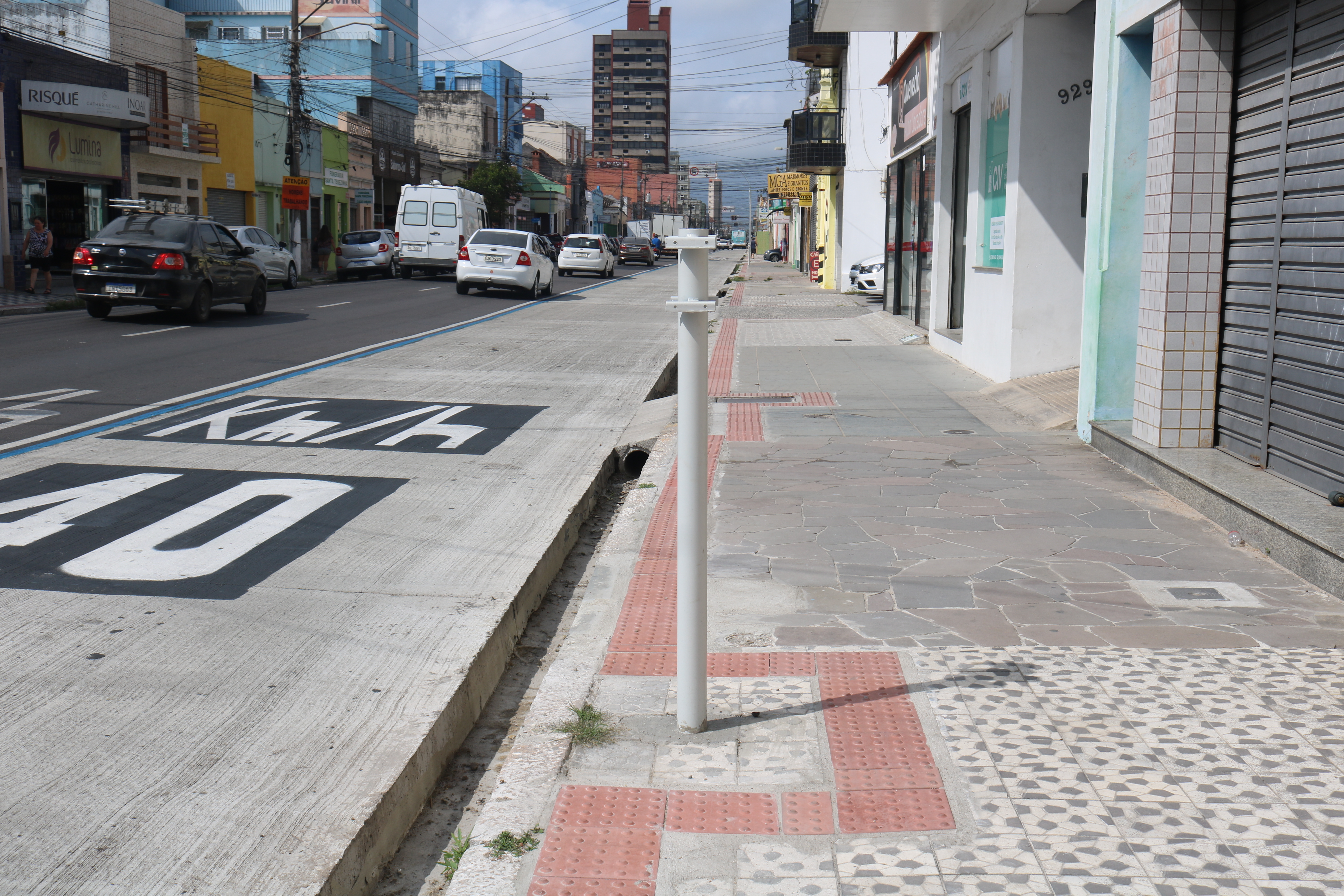 Pavimentação está pronta, sinalização viária em andamento e mobiliário urbano prestes a ser instalado