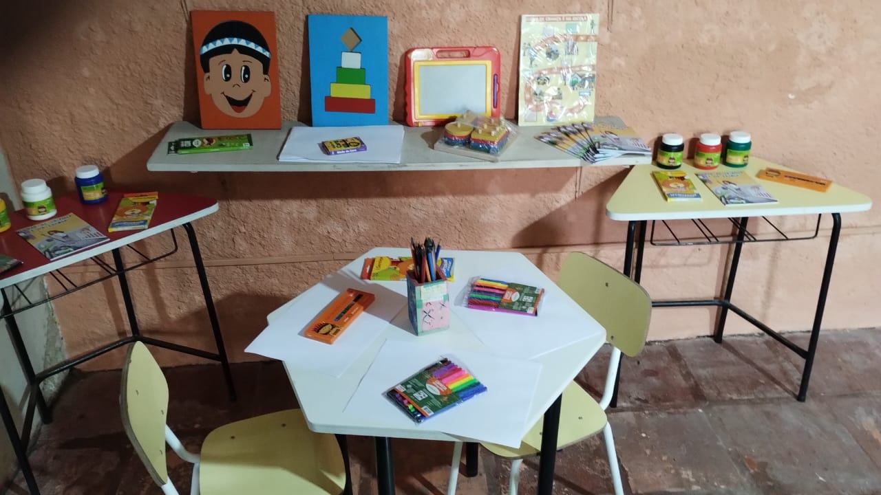 Local conta com brinquedos, jogos, livros e mobiliário infantil