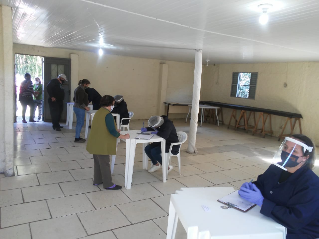 Foram 140 famílias beneficiadas com alimentos não-perecíveis e frescos