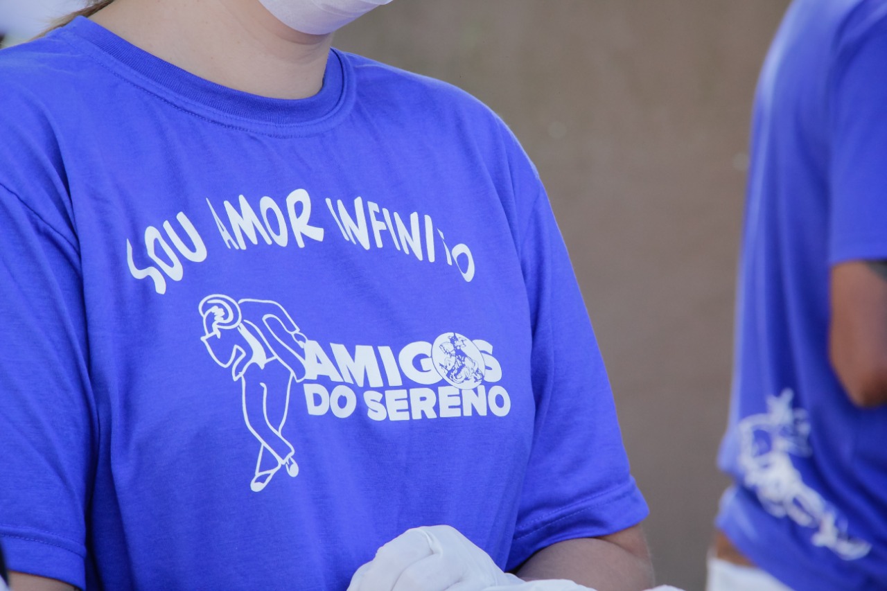 Banda Amigos do Sereno arrecadou alimentos e levou música para a população