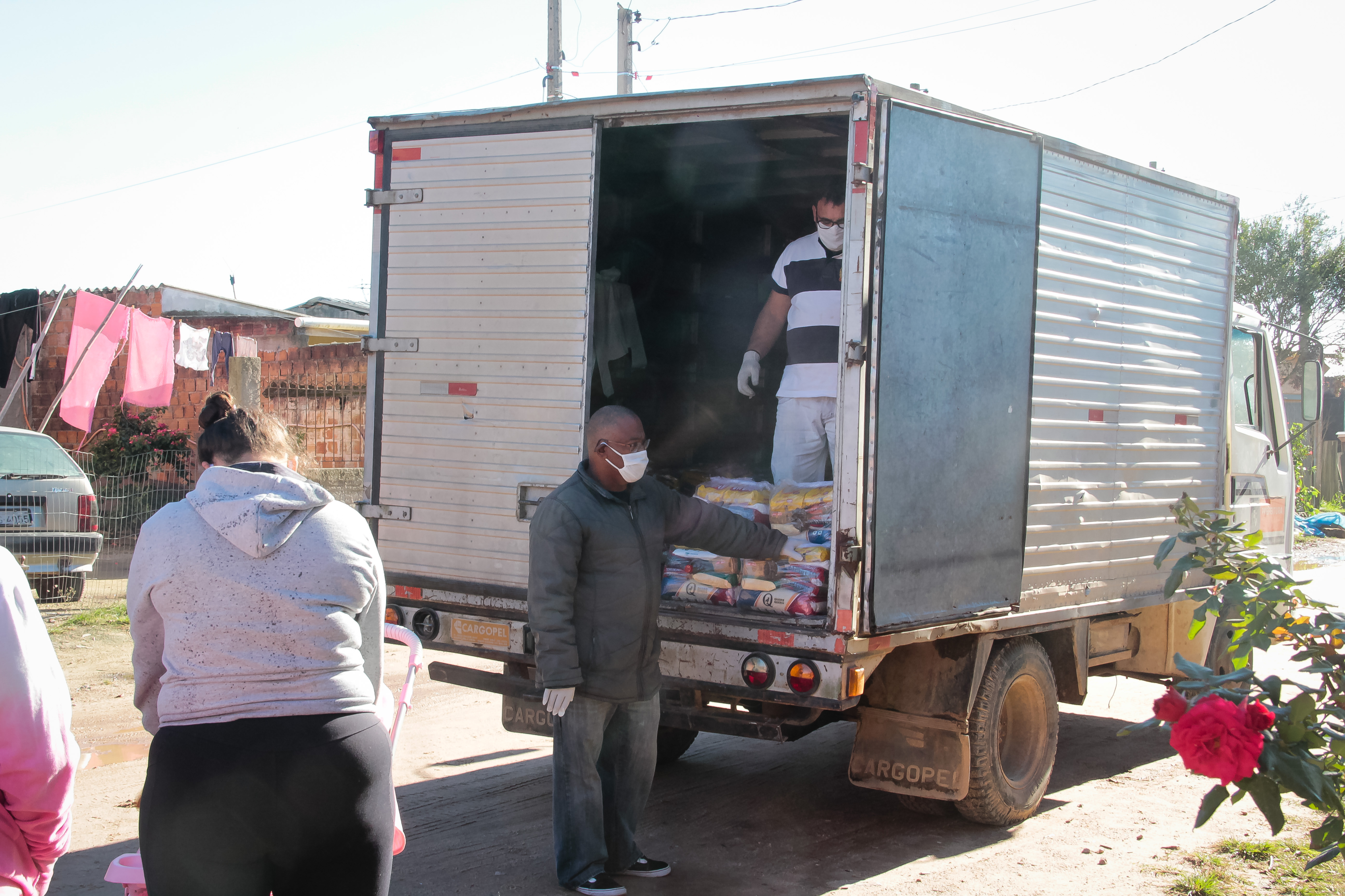Mais de 2 mil cestas são entregues a cada mês