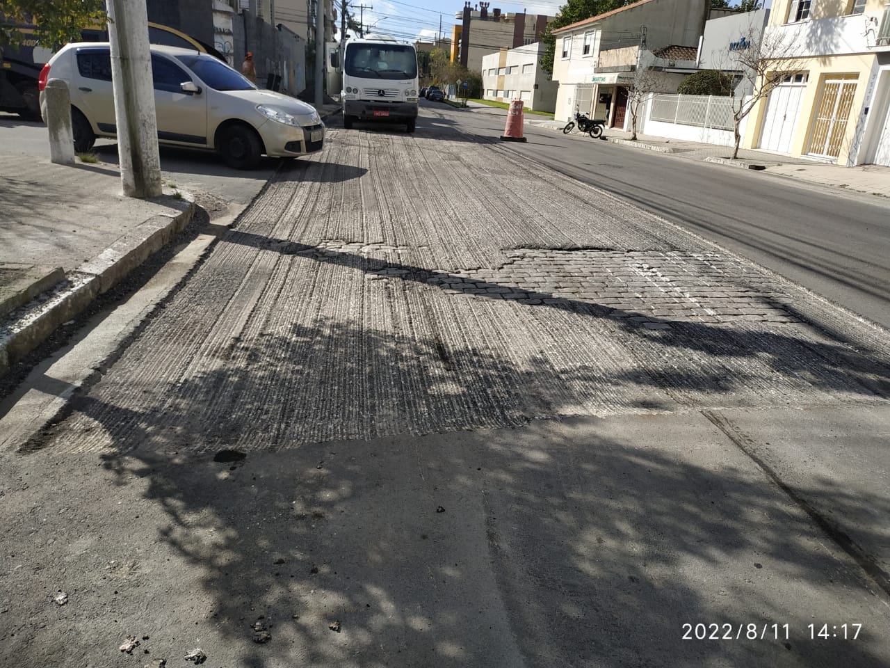 Prefeitura desaprova o pavimento novo de alguns pontos entre avenida Dom Joaquim e rua Antônio dos Anjos. Empresa retira material e vai refazer a obra nos locais específicos