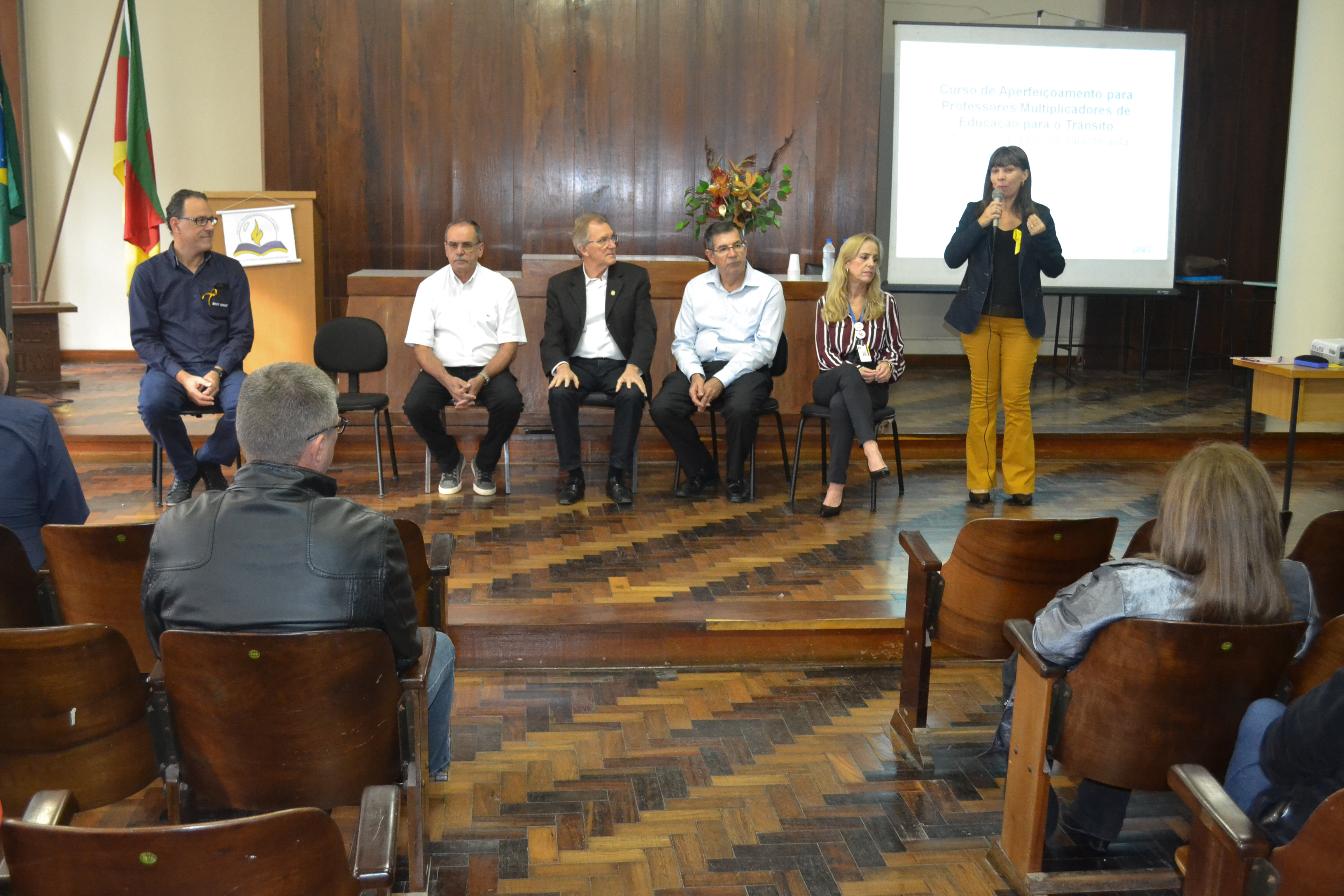Mestre pela Universidade do Vale do Itajaí, Irene Rios compartilha conhecimentos com 55 professores da Rede