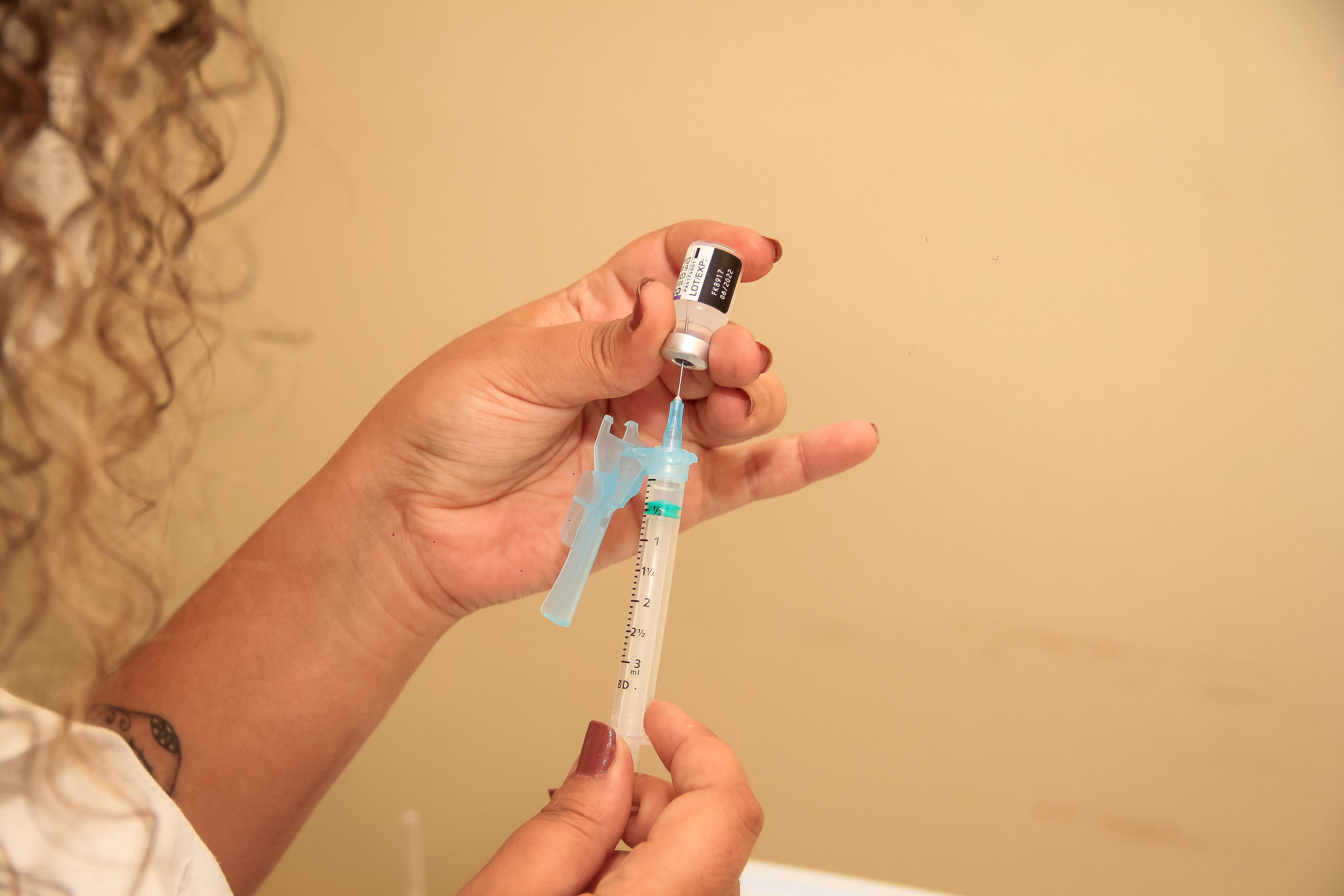 Terceira dose é destinada a quem completou o esquema vacinal há, no mínimo, cinco meses