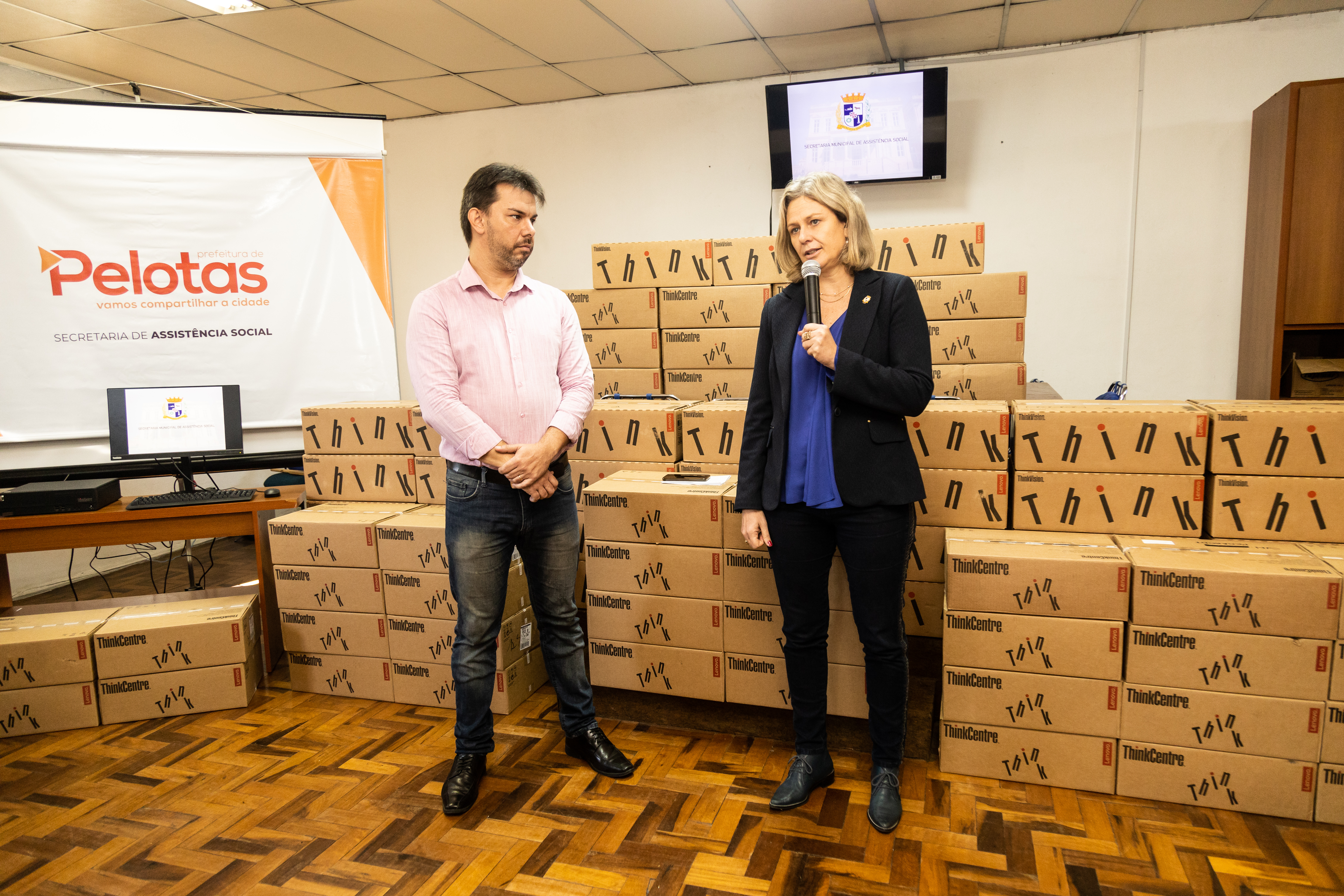 O total de equipamentos - 71 computadores e 18 notebooks - foi comprado com recursos federais vinculados a Assistência Social e emendas impositivas de vereadores