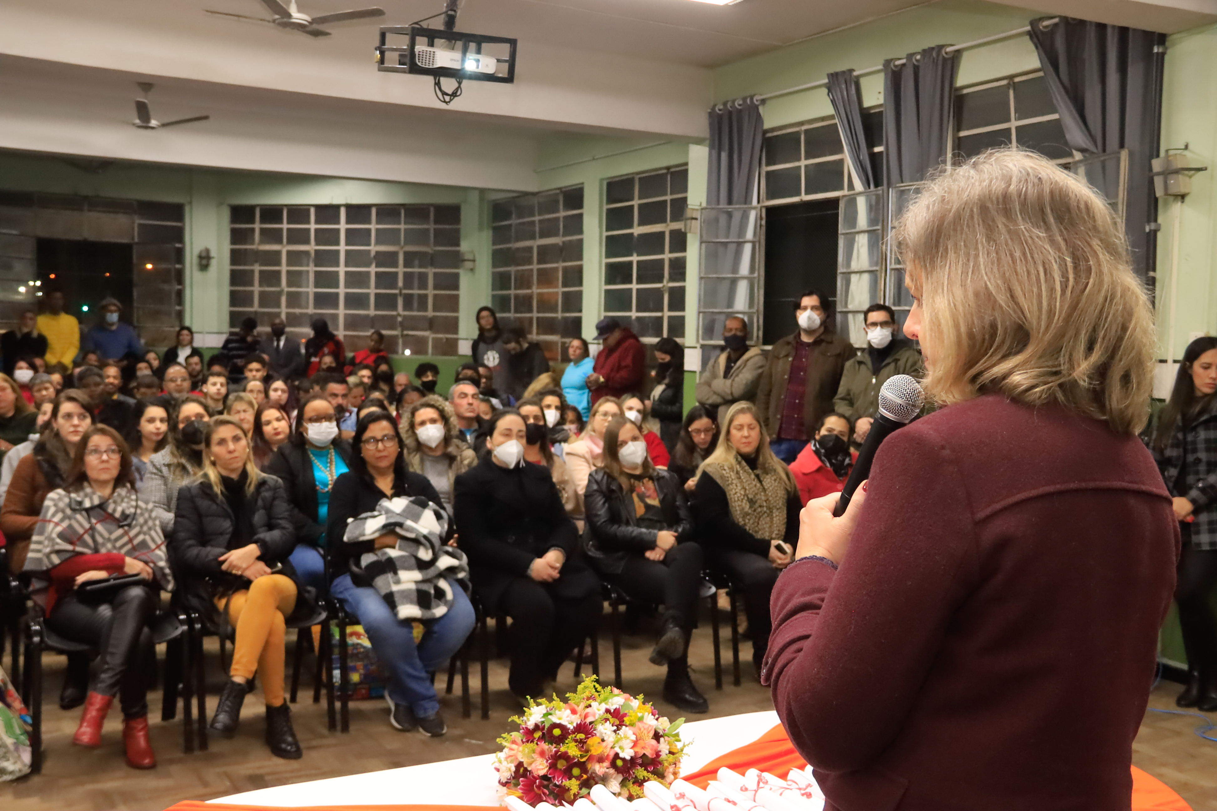 Prefeita Paula Mascarenhas entregou os certificados de conclusão aos jovens e adultos formados. Novos cursos estão programados para se iniciar neste mês