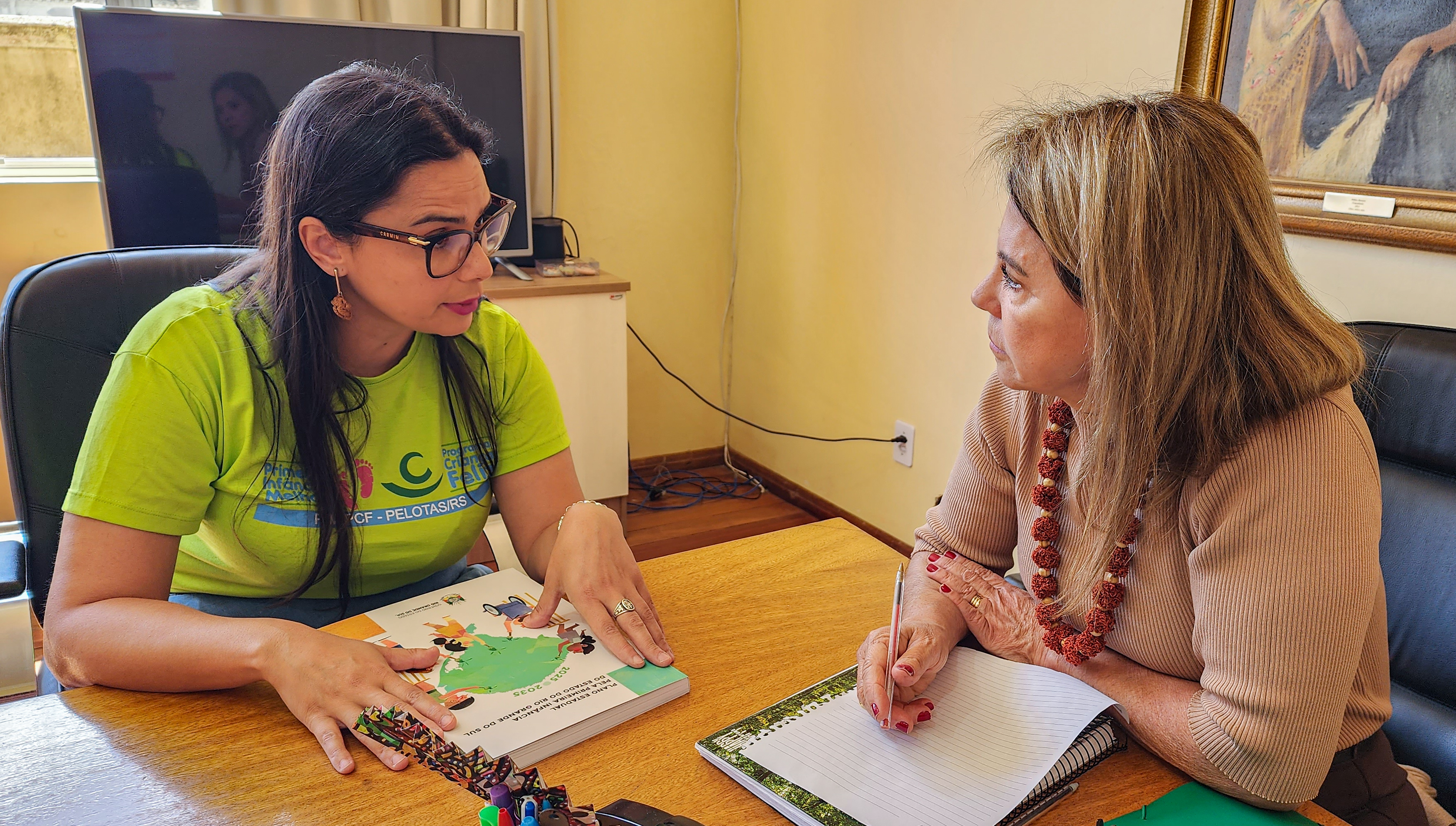 Miriam Marroni recebeu da enfermeira Vanessa Pedroso o documento que orienta as políticas públicas voltas à Primeira Infância