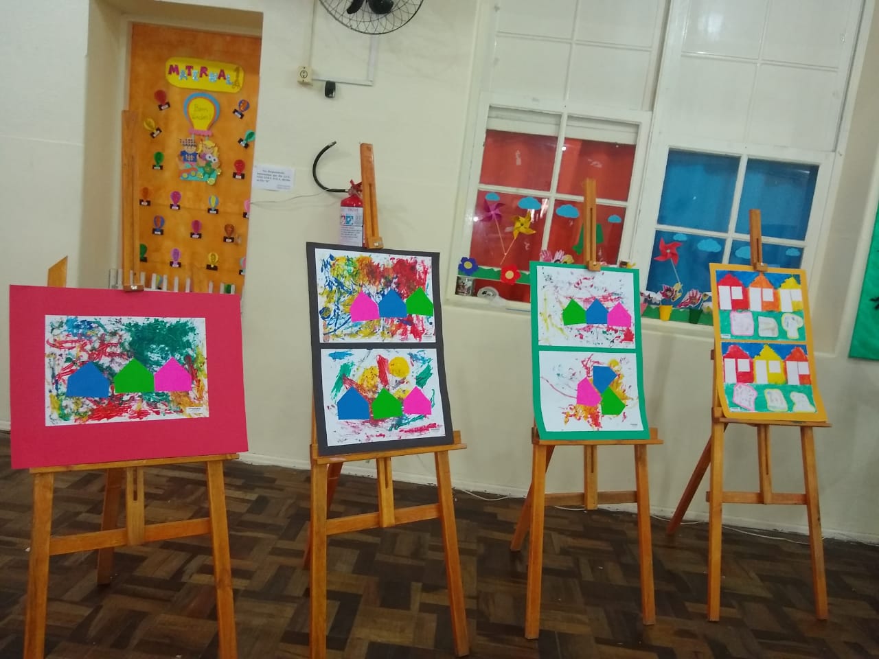 Objetivo é desenvolver o gosto pela criação, utilizando as linguagens da pintura, modelagem e colagem, bem como do desenho