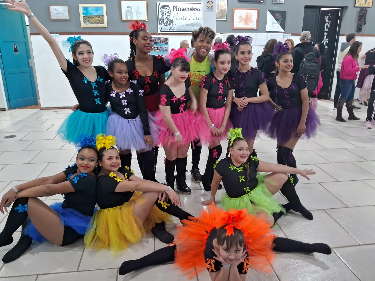 Participaram da competição 18 bailarinas de dois núcleos do projeto