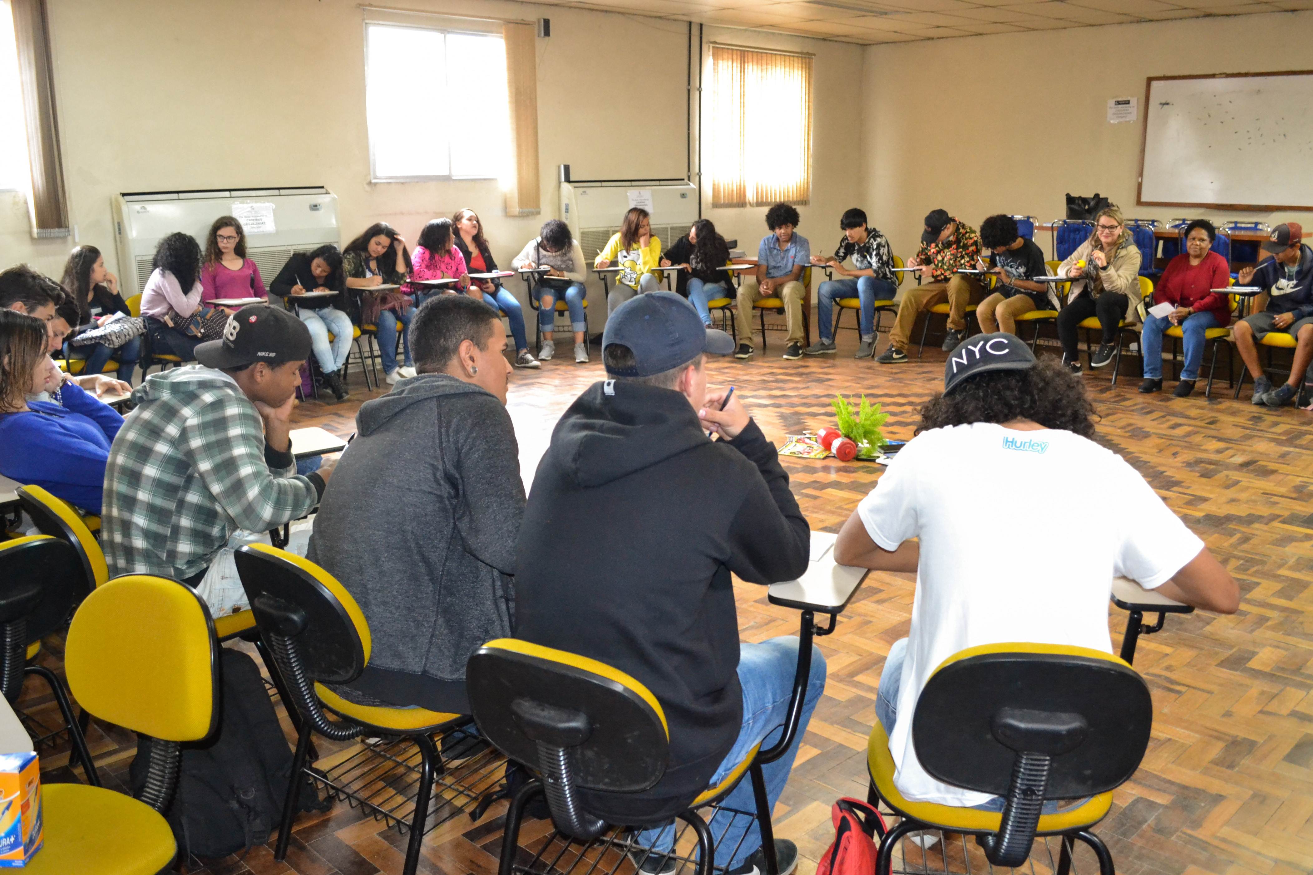 Jovens do Laranjal discutiram perspectivas para o futuro e trocaram ideias em círculo de construção da paz