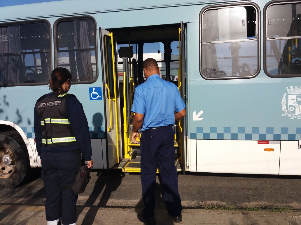 Limpeza dos veículos também passa por vistoria