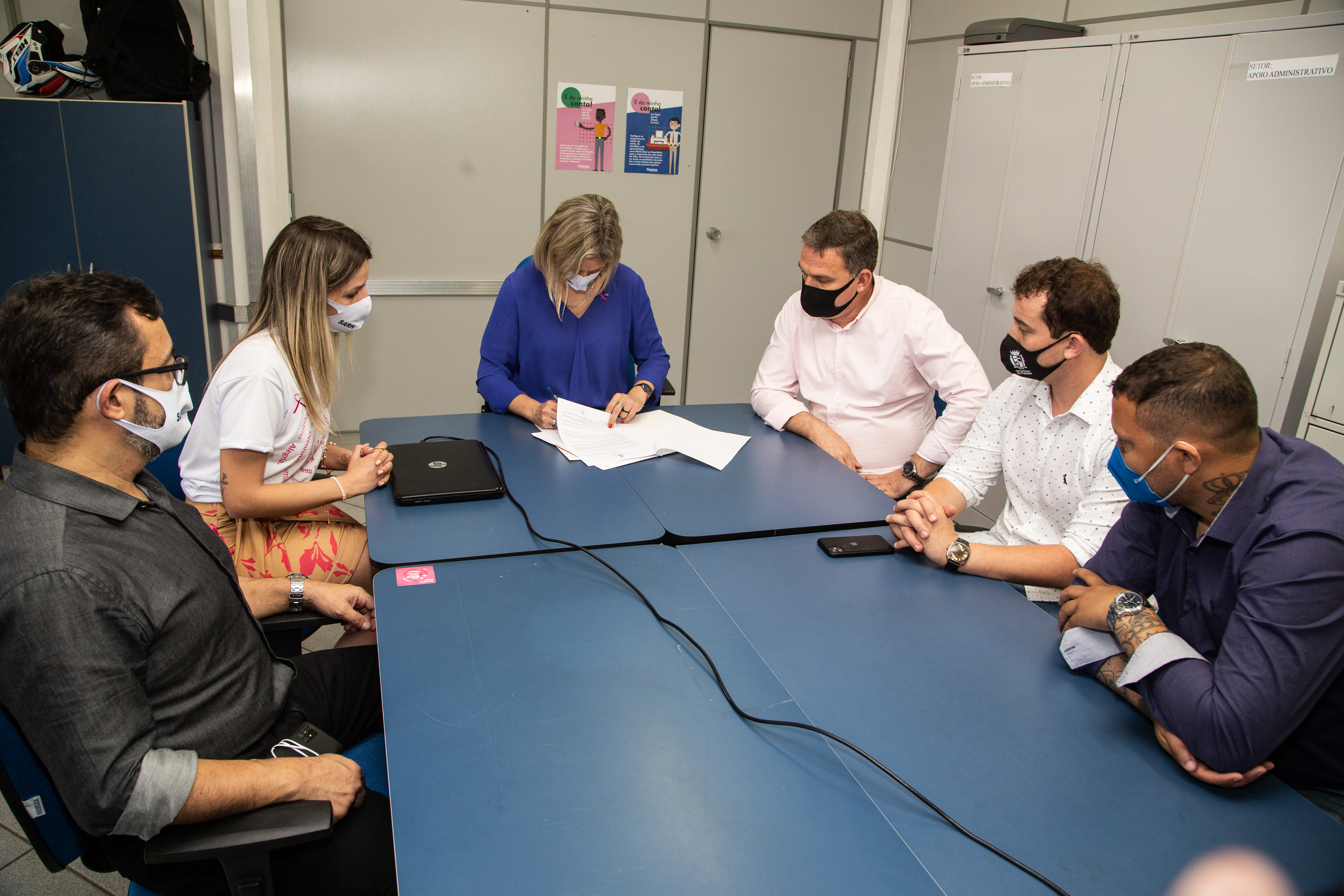 Durante a manhã na sede da Secretaria de Administração e Recursos Humanos, no projeto “Um dia na Secretaria”, Paula Mascarenhas também assinou dois decretos com a presença de vereadores, além de anunciar duas parcerias com instituições de ensino