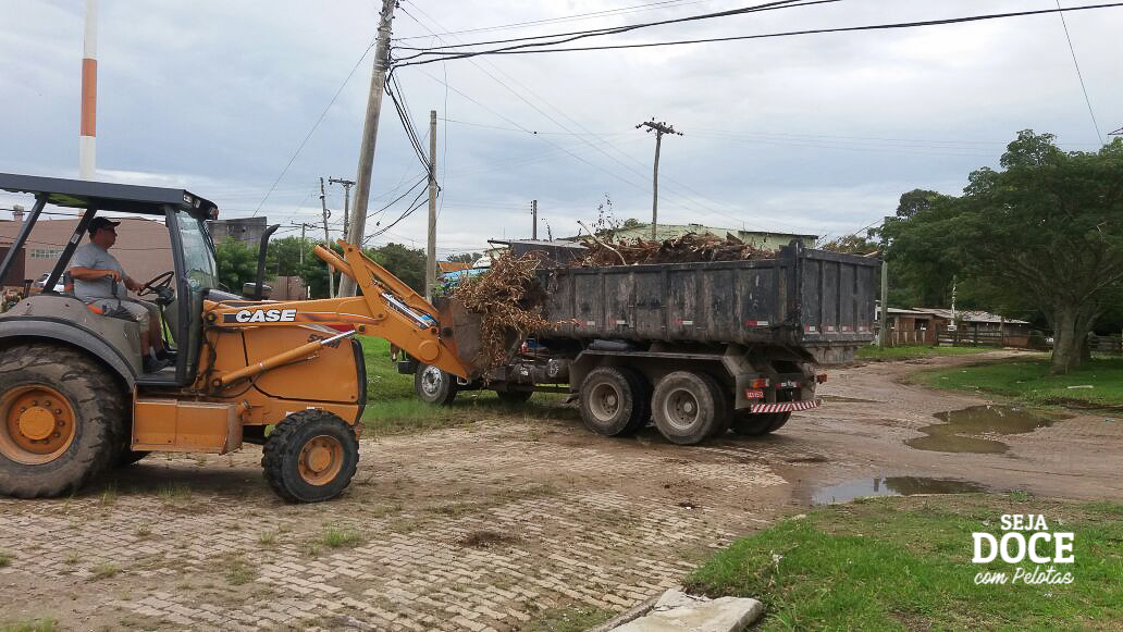 A retirada de lixões é realizada às quartas feiras em forma de mutirão