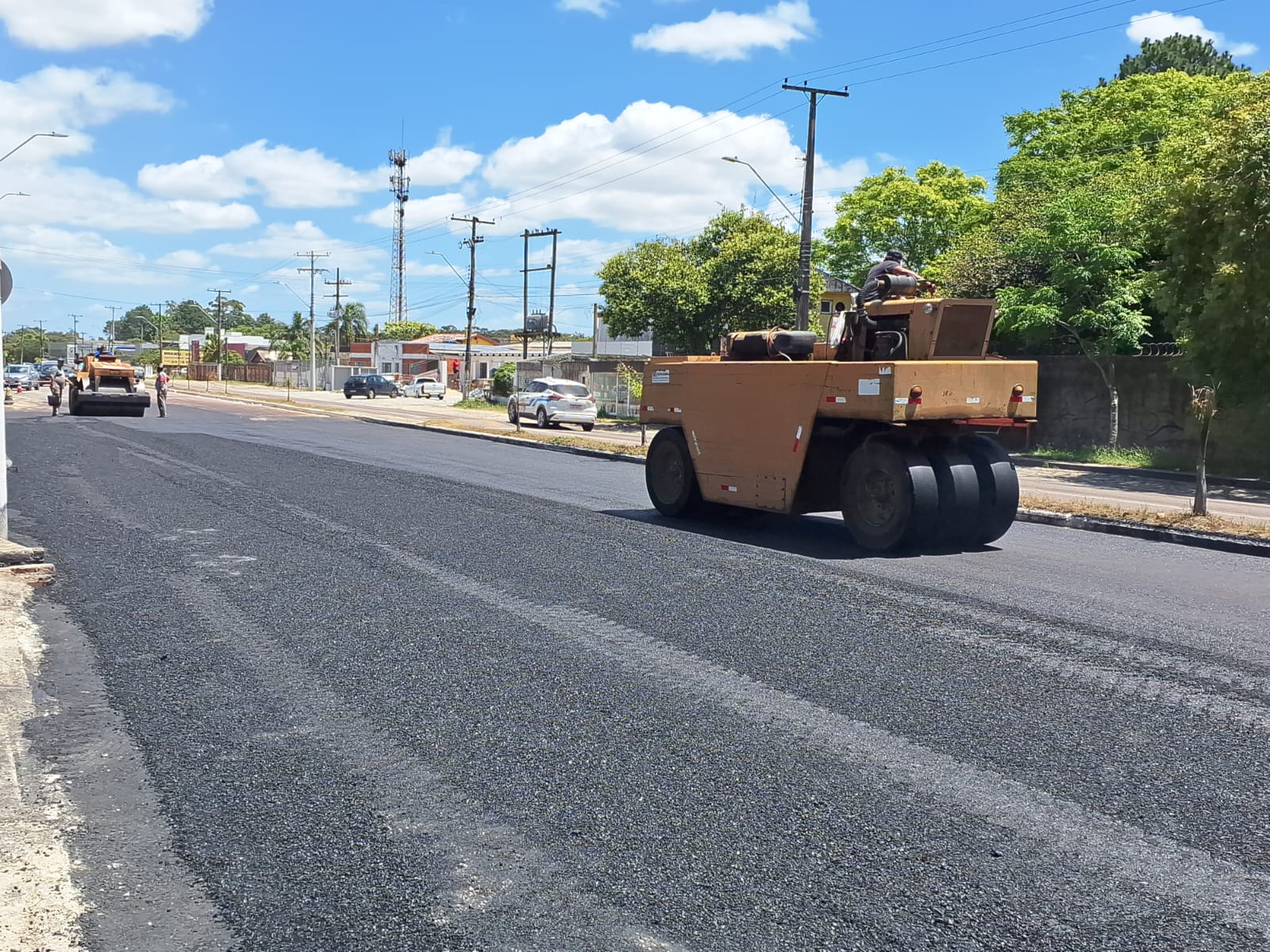Secretaria de Obras usou 47 toneladas de CBUQ para melhoras as condições da via nas proximidades do Recanto de Portugal, sentido Centro-bairro