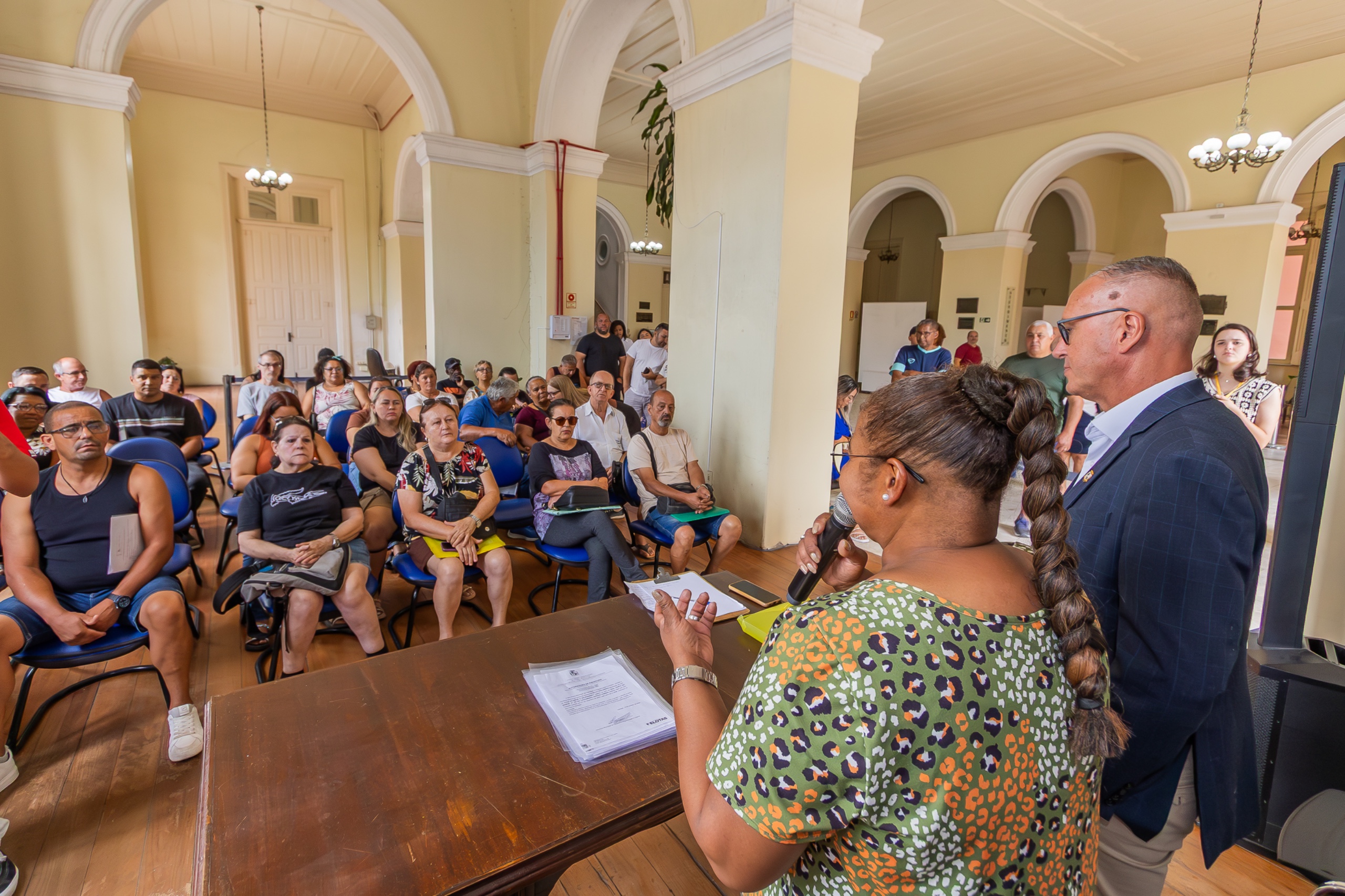 A entrega aconteceu nesta sexta-feira (23) e contou com a presença da prefeita em exercício, Daniela Brisolara e do secretário de habitação, Marcos Ferreira.