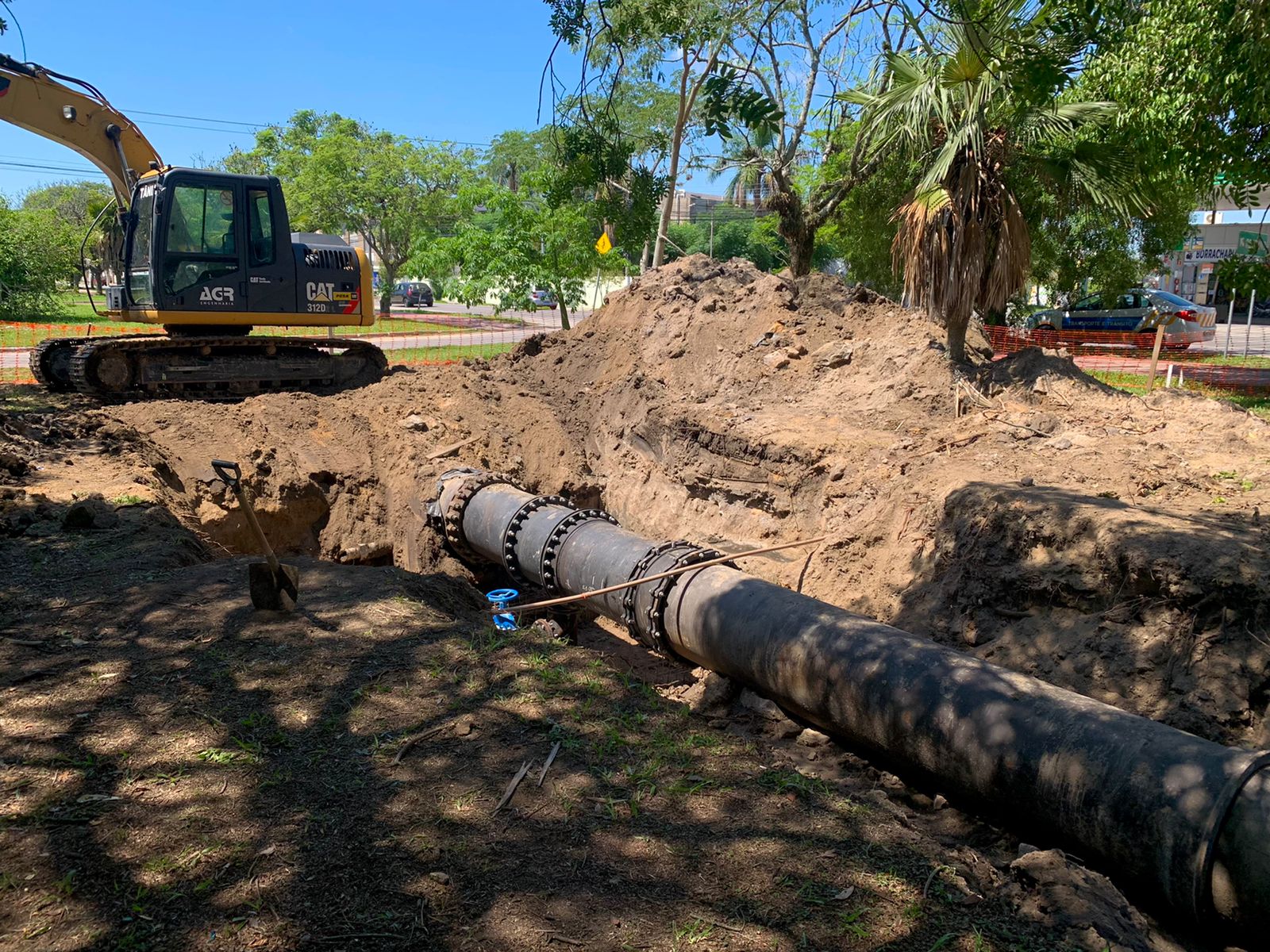 Serviço deverá ocasionar pequeno acúmulo de água na Praça Vinte de Setembro. Autarquia esclarece que não há vazamento de água no local