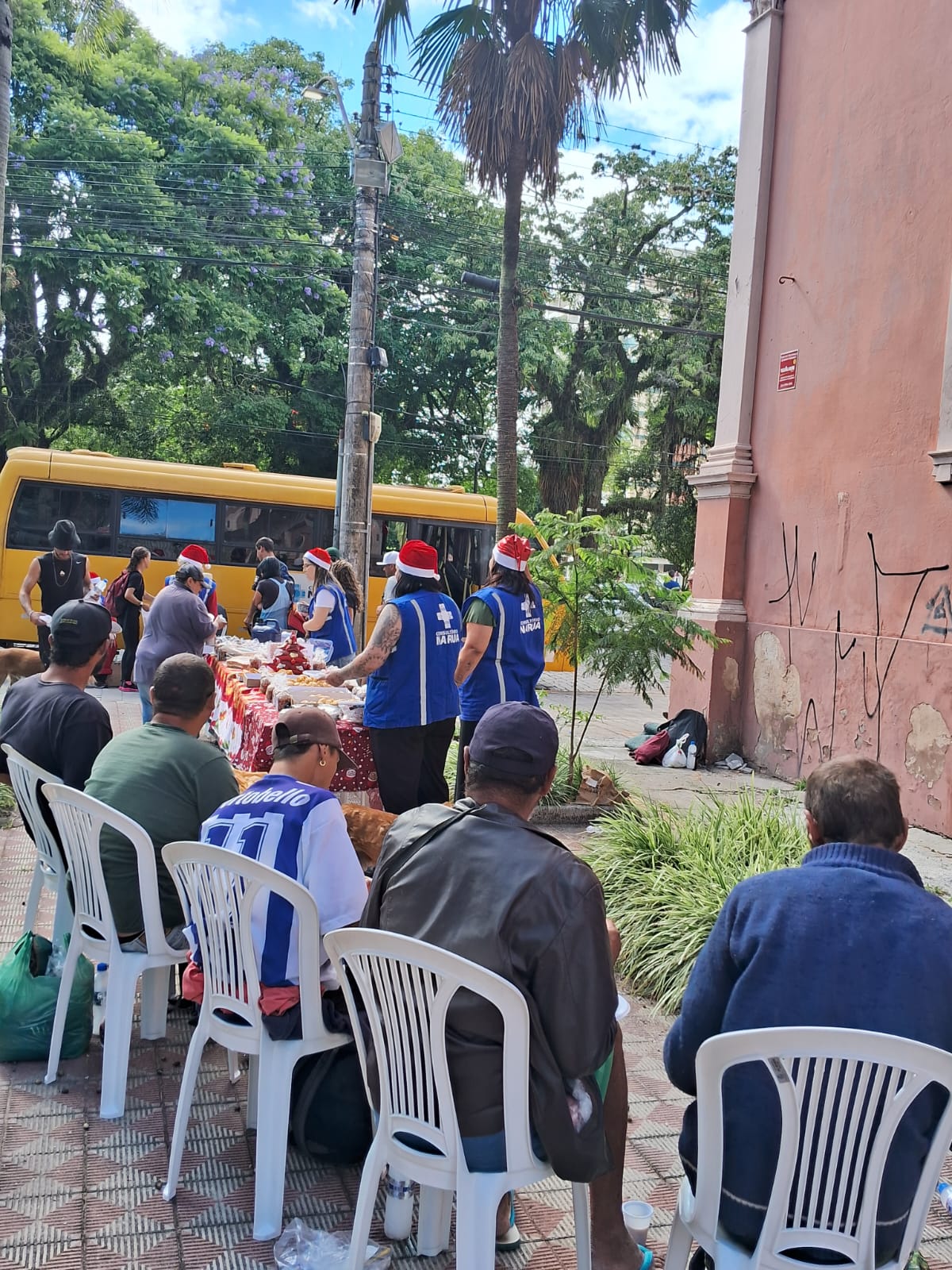 Atividade foi realizada nesta quarta-feira (18), na frente da Biblioteca Pública Pelotense, com direito a café da manhã para o público-alvo do projeto