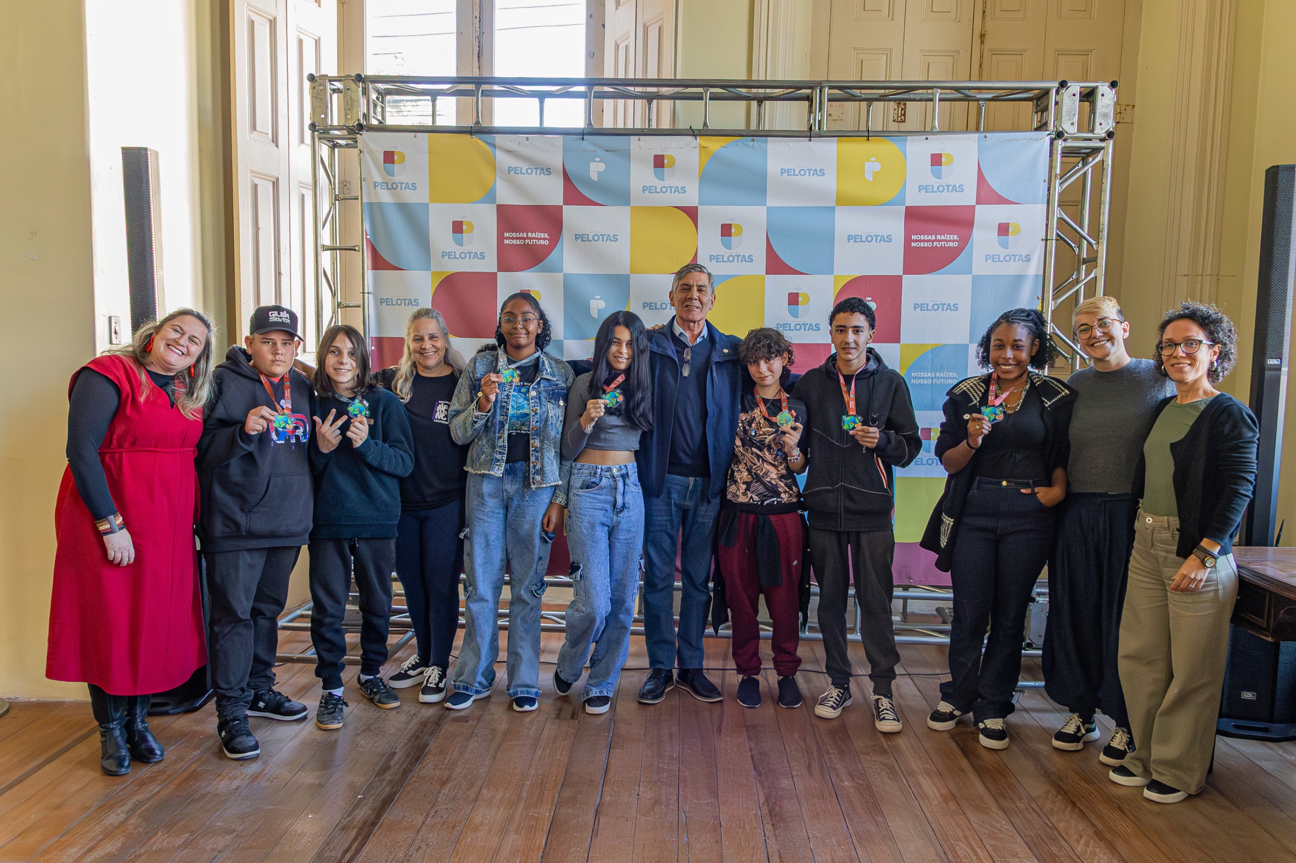 Nove estudantes da Escola Municipal de Ensino Fundamental Saldanha da Gama garantiram medalhas de bronze e prata em cerimônia no Paço Municipal