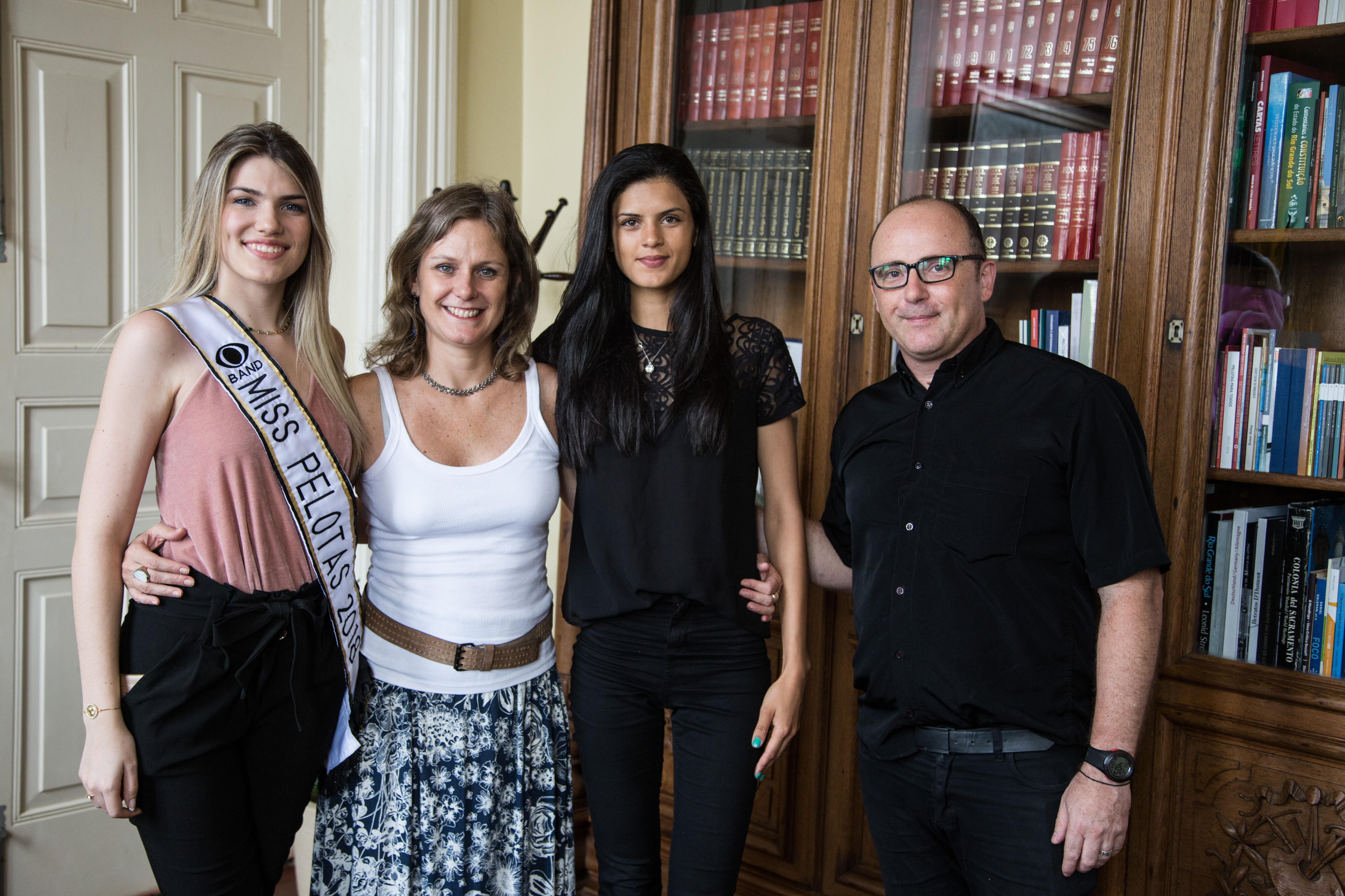 A modelo trouxe aos chefes do Executivo o convite para a coroação das misses da região sul do estado, que ocorre neste sábado