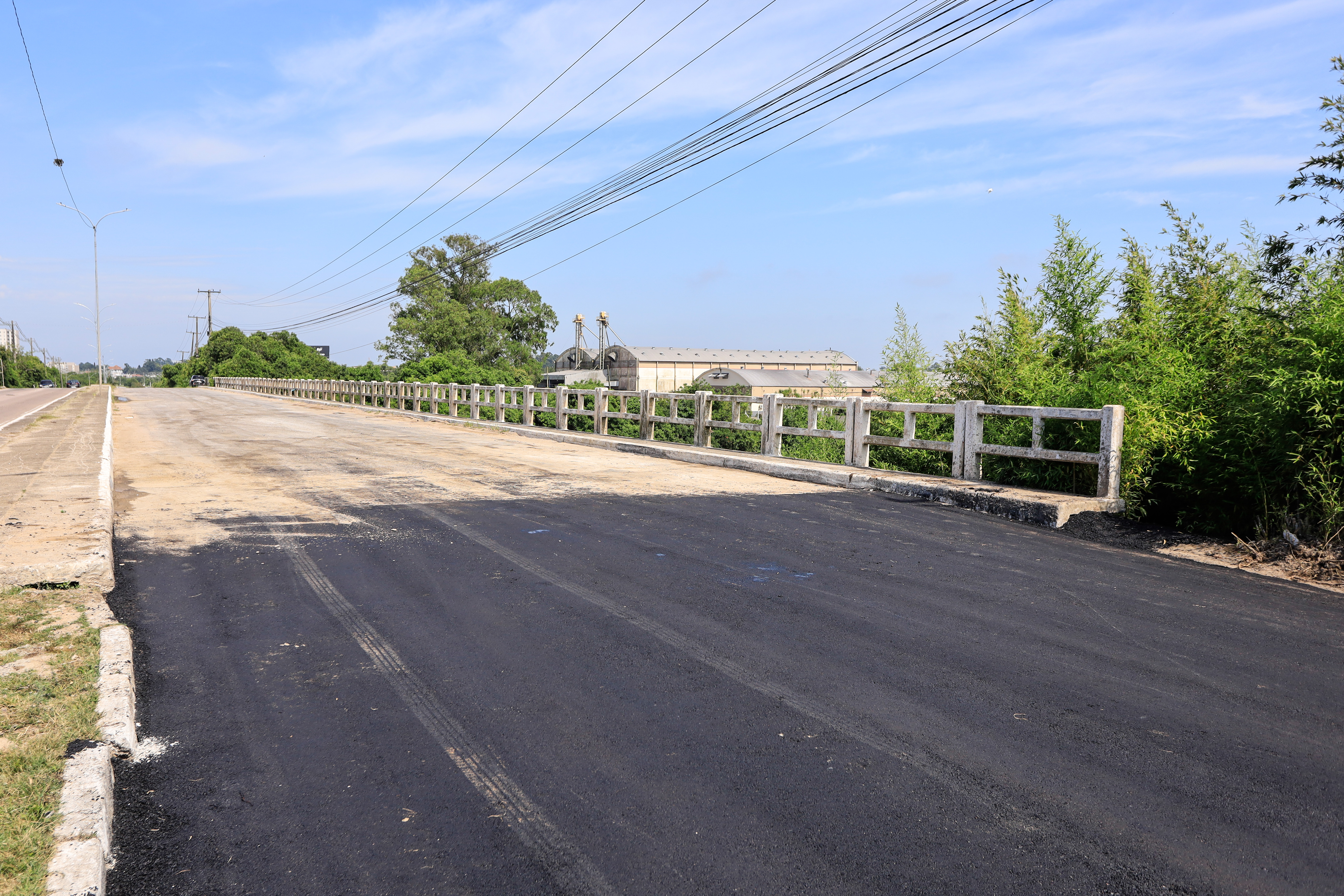 A prefeita vistoriou a conclusão da obra e retirou o primeiro cone que indicava o desvio