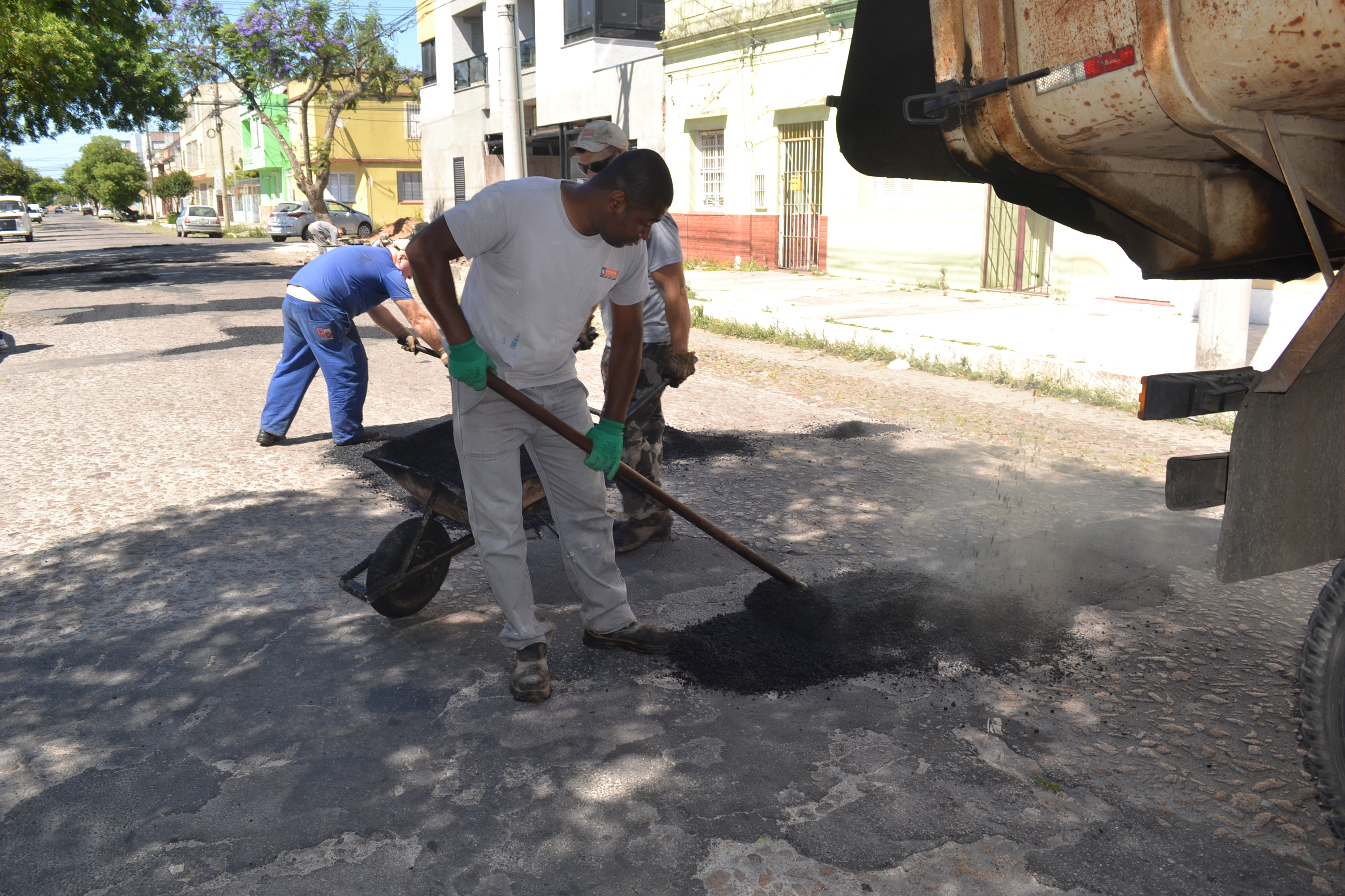 Prefeitura conserta danos na pavimentação para proporcionar mais segurança ao trânsito