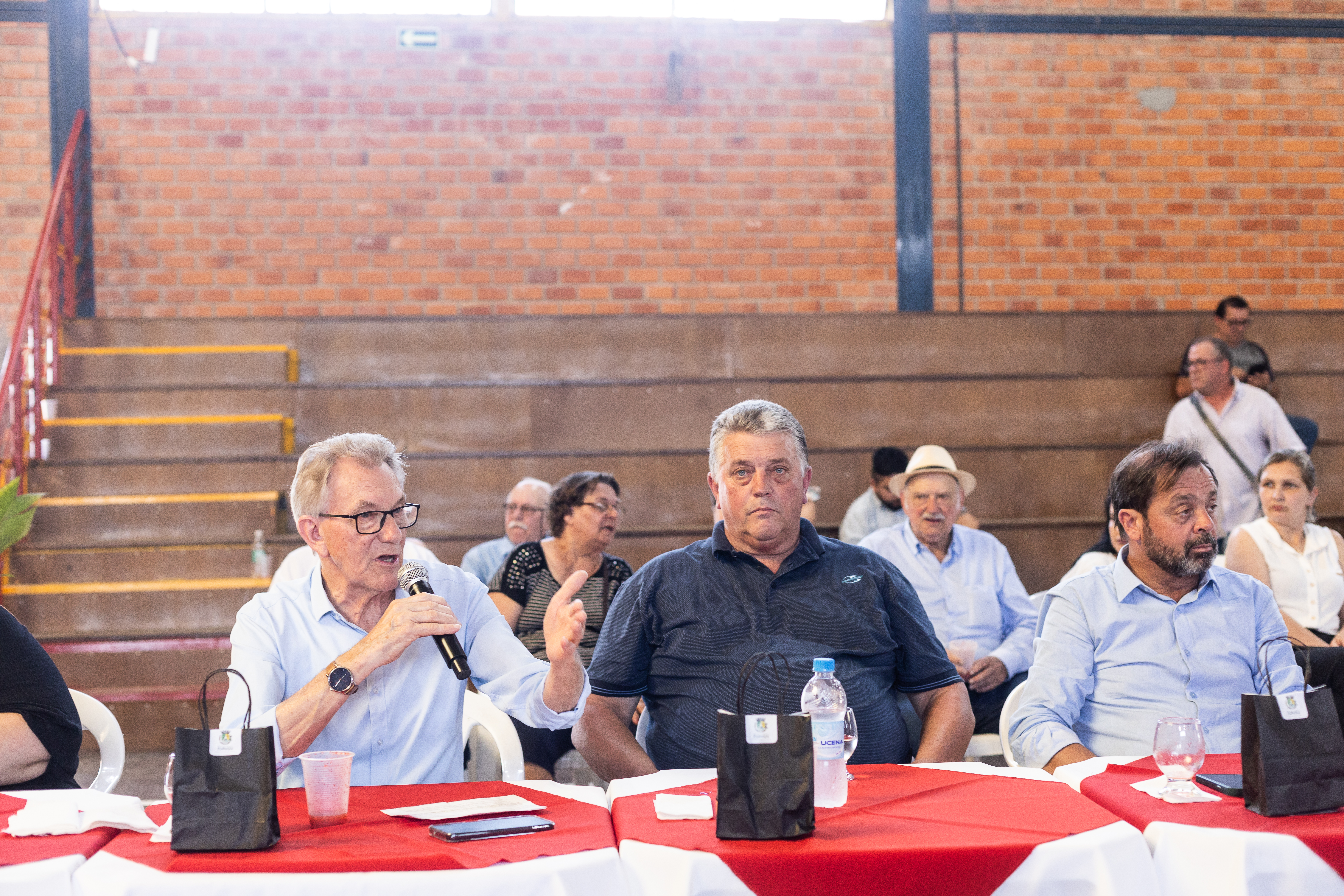 Prefeito em exercício participou do encontro de chefes do Executivo da região neste sábado (16), em Turuçu, na abertura da 9ª Festa do Morango e da Pimenta