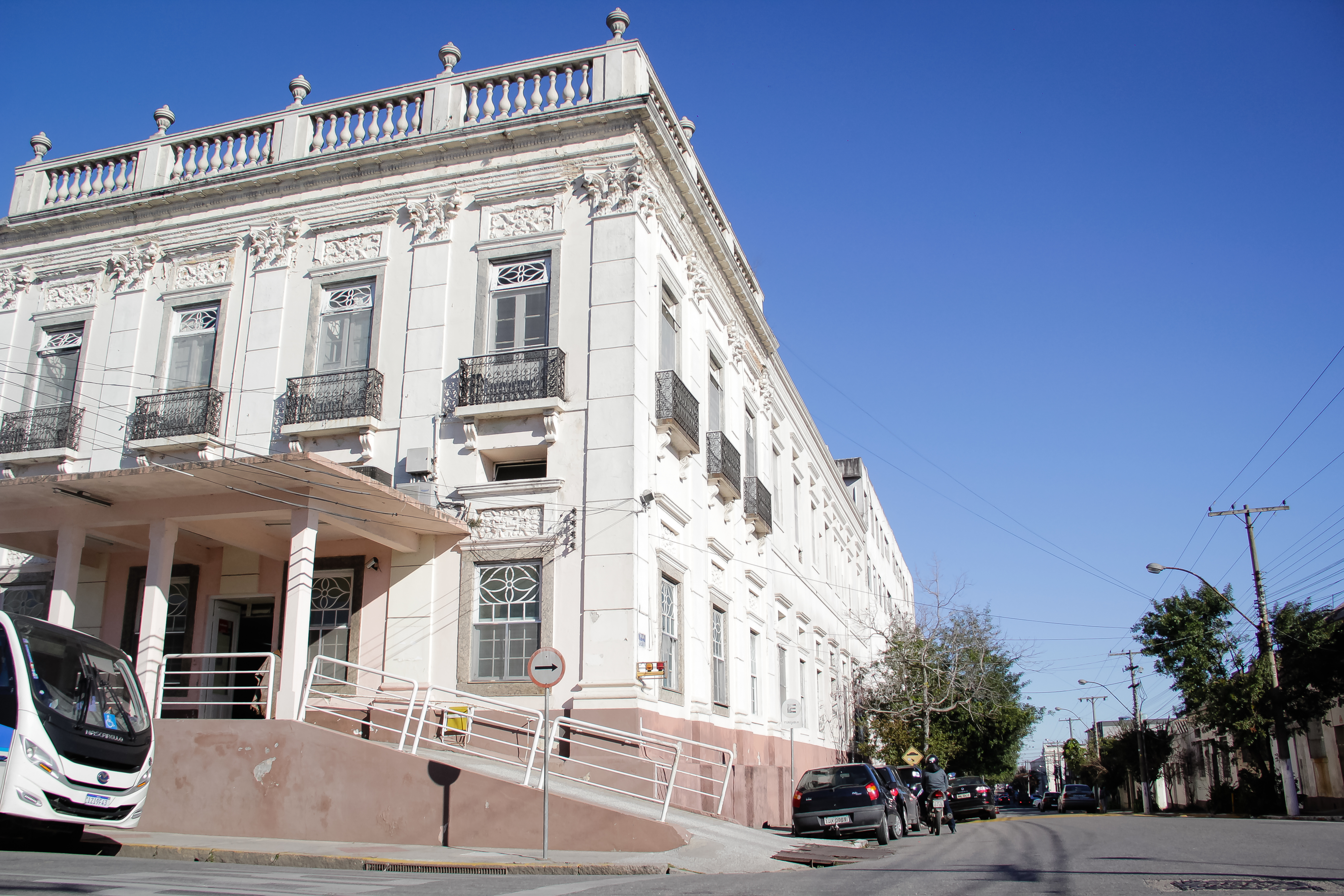 Obras preveem a reforma de um ambulatório para atendimento específico, inclusive partos, de gestantes SUSPEITAS E confirmadas para coronavírus