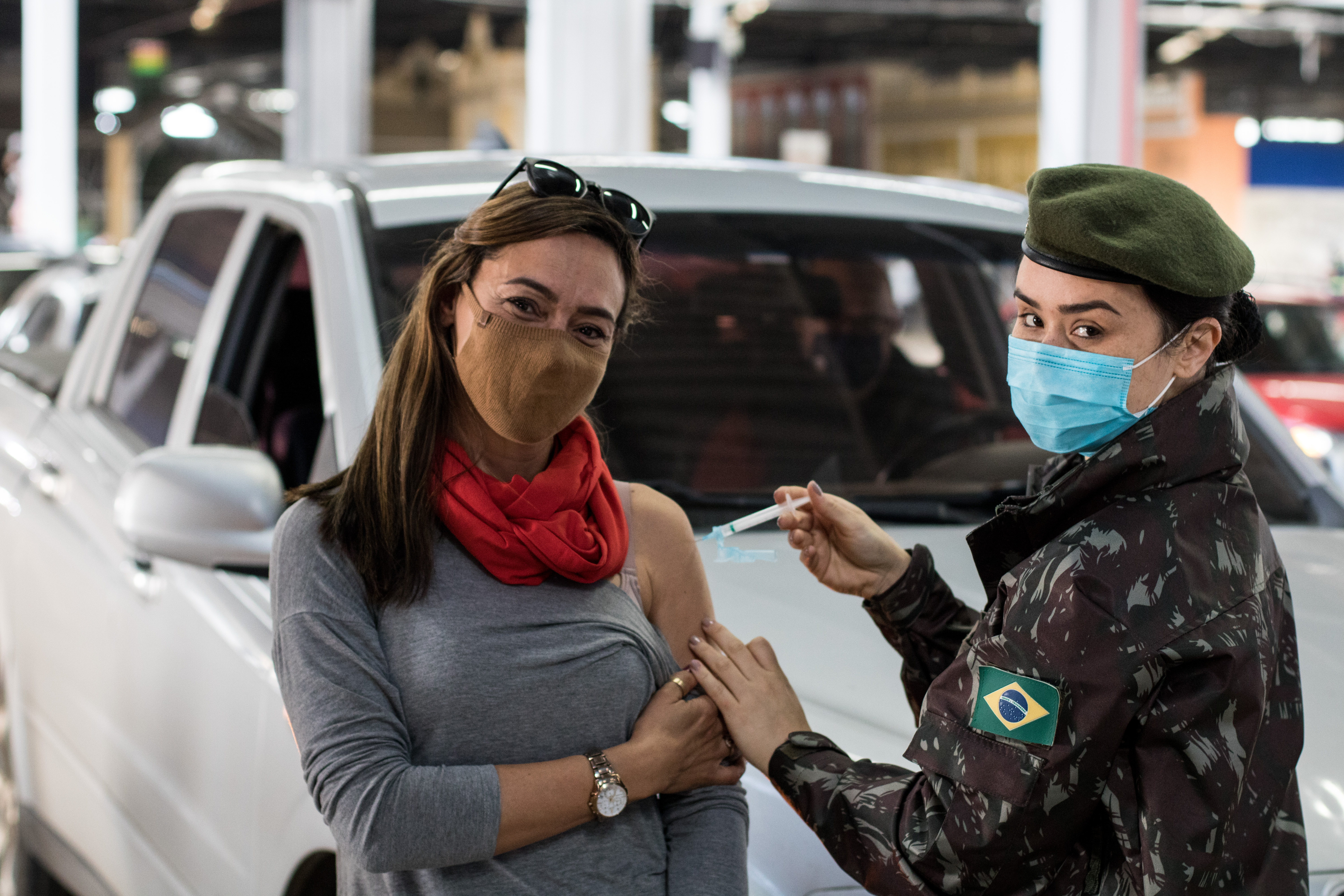 Vacinação, no drive-thru, contou com a presença da prefeita Paula Mascarenhas. Dia também foi marcado pela abertura do projeto Arte para a Esperança e pelo encerramento da Campanha do Agasalho 2021