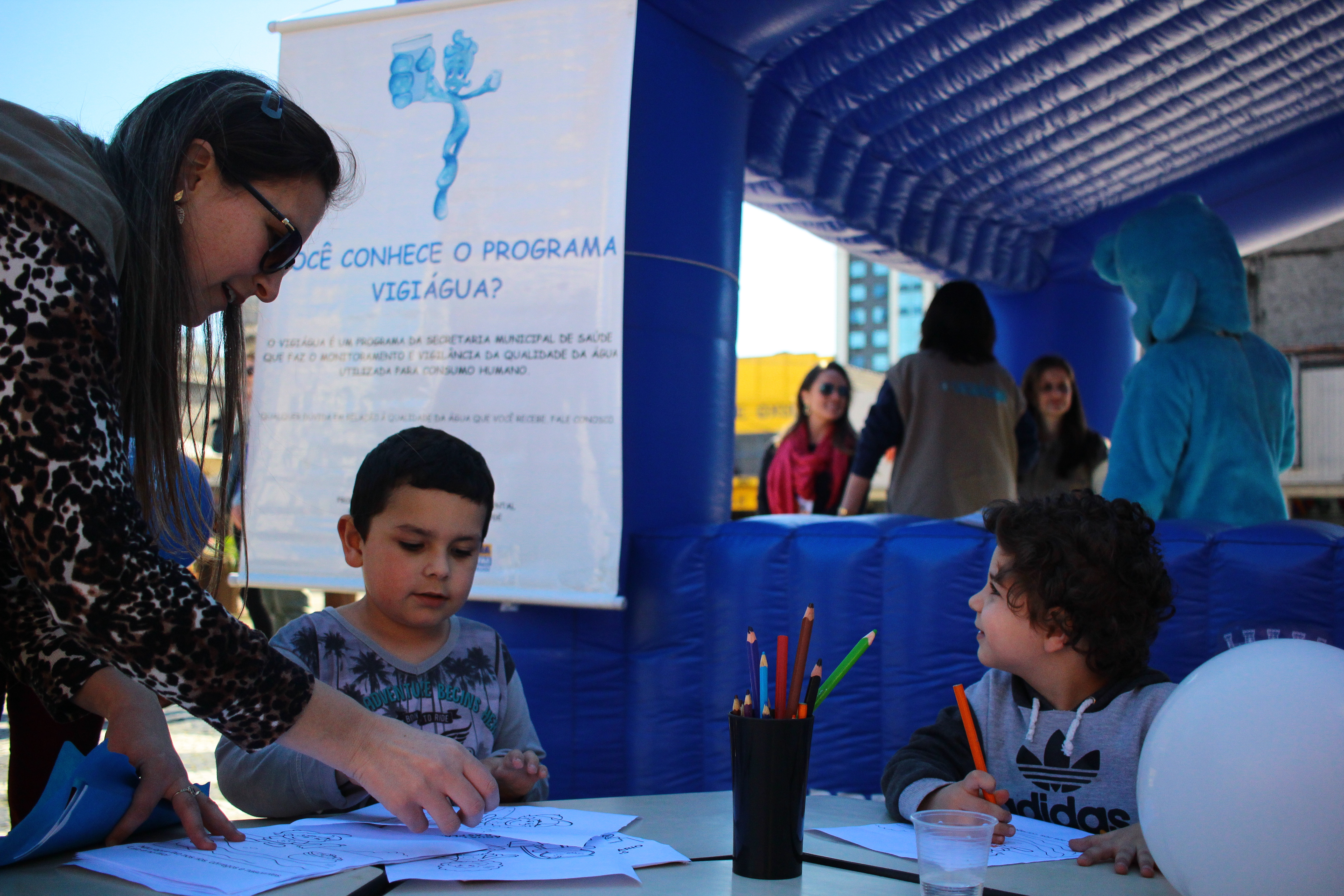 A atividade contou com os macotes Azulzinho (SMS) e Super Hídrico, do curso de Engenharia Hidráulica da UFPel, parceira do evento