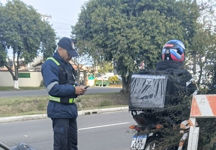 Ação realizada por gentes de Trânsito e Guarda Municipal constata 11 infrações e recolhe duas motos a depósitos credenciados