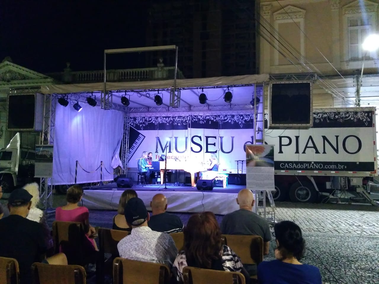 Até domingo, a população pode visitar a exposição de pianos antigos e raros, e desfrutar de show musicais ao vivo das 12h às 13h e das 19h30min às 21h, no Largo Edmar Fetter