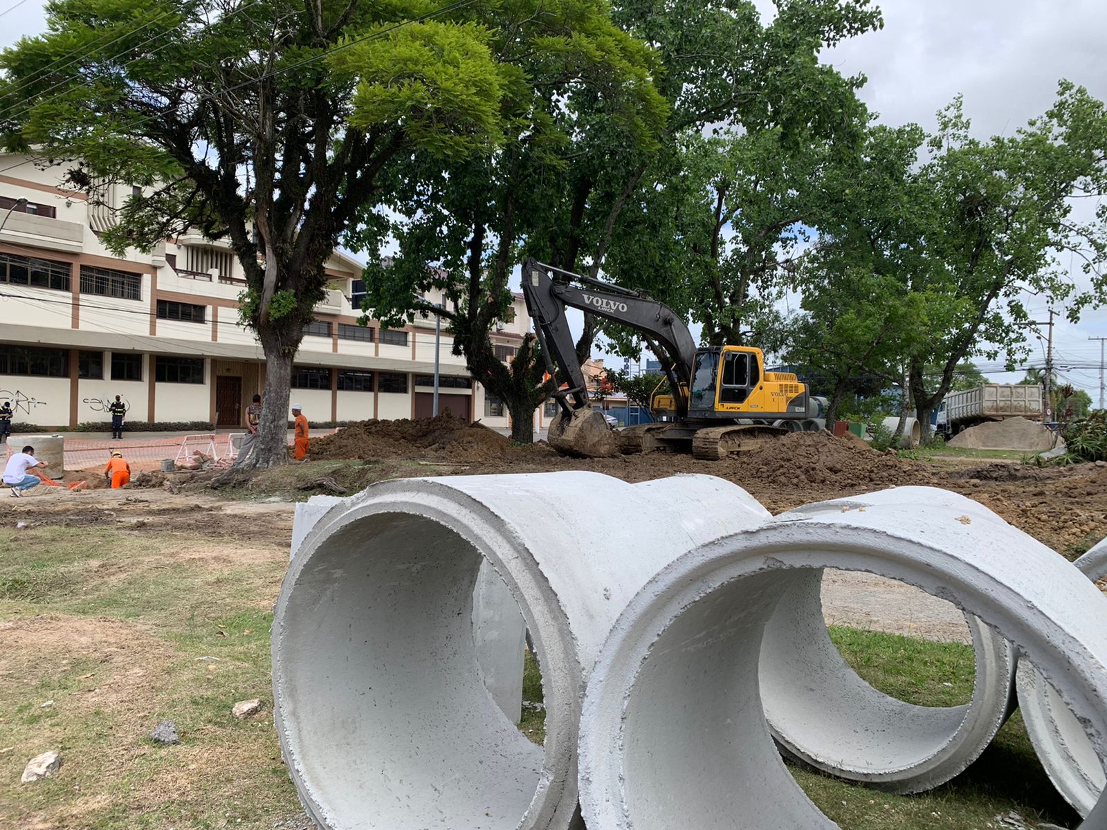 Mais de 4,6 quilômetros de rede serão instalados para escoamento da chuva em vias com problemas crônicos de alagamentos nas Três Vendas