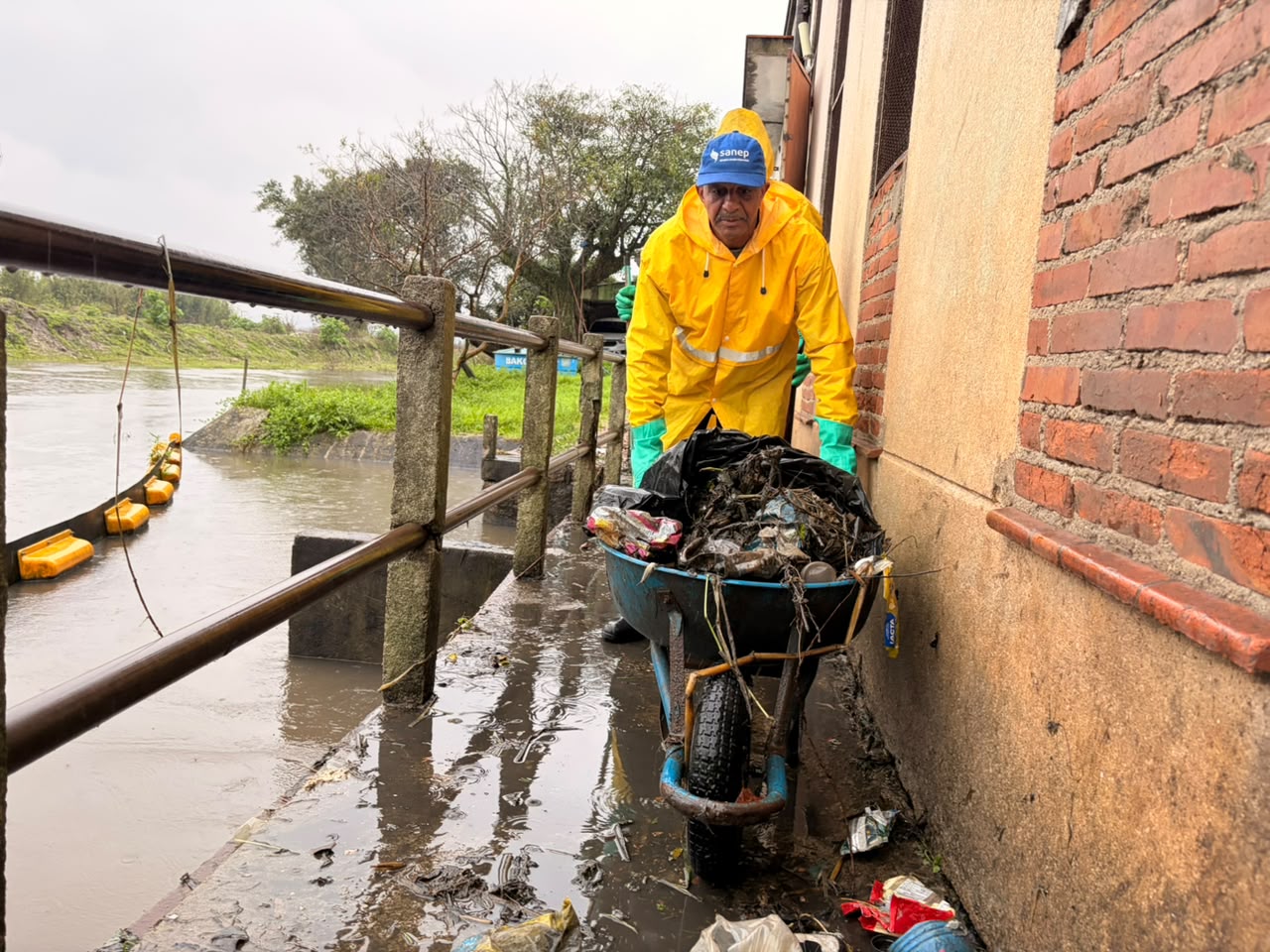 Além da entrega de telhas e lonas, há espaço para atendimento imediato de até 110 pessoas. Chuva chegou a 111,4 milímetros ao meio-dia desta segunda-feira (17)