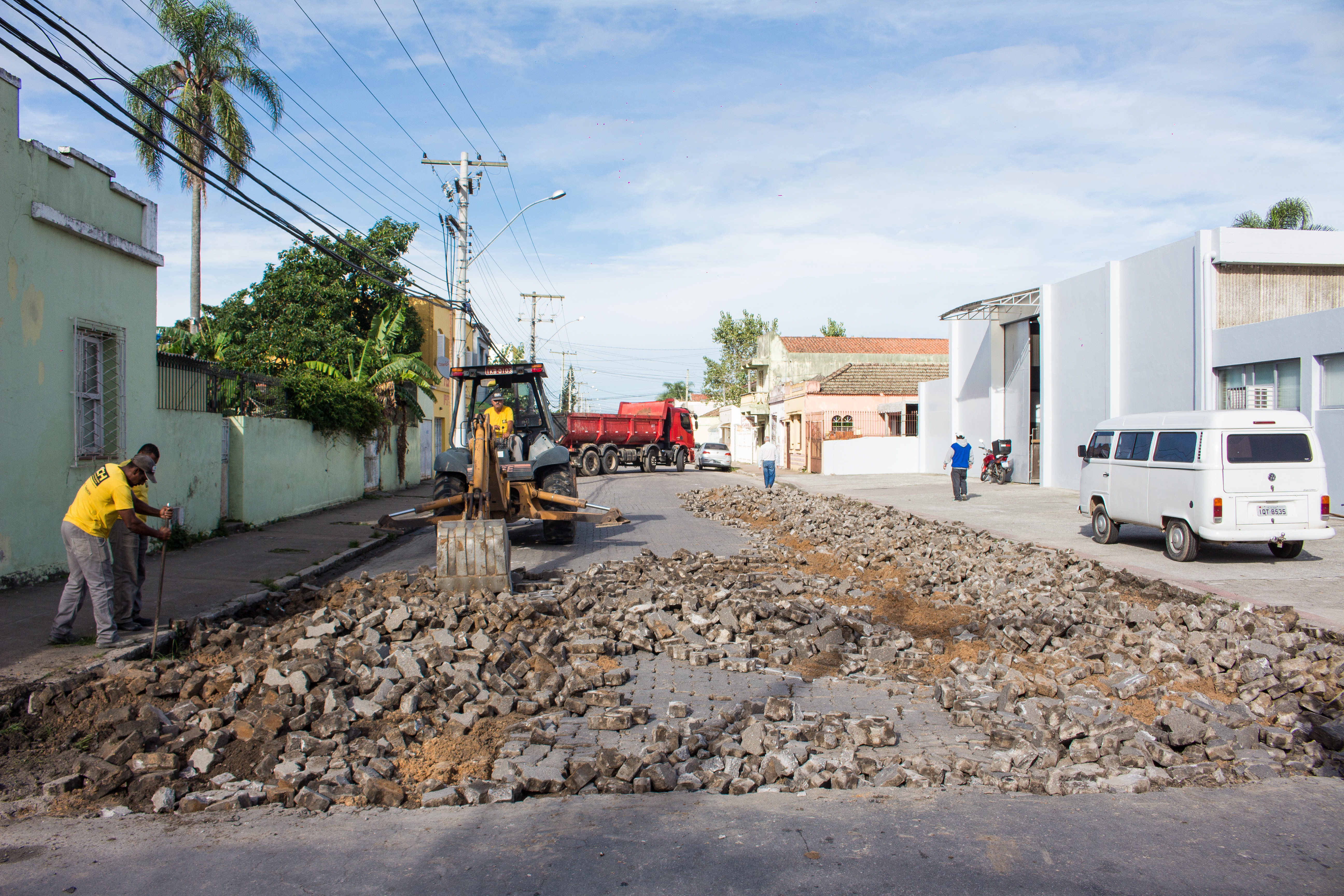 Calçamento com blocos são pontuais ou em lotes, além de bem-vindo a moradoras e comerciantes