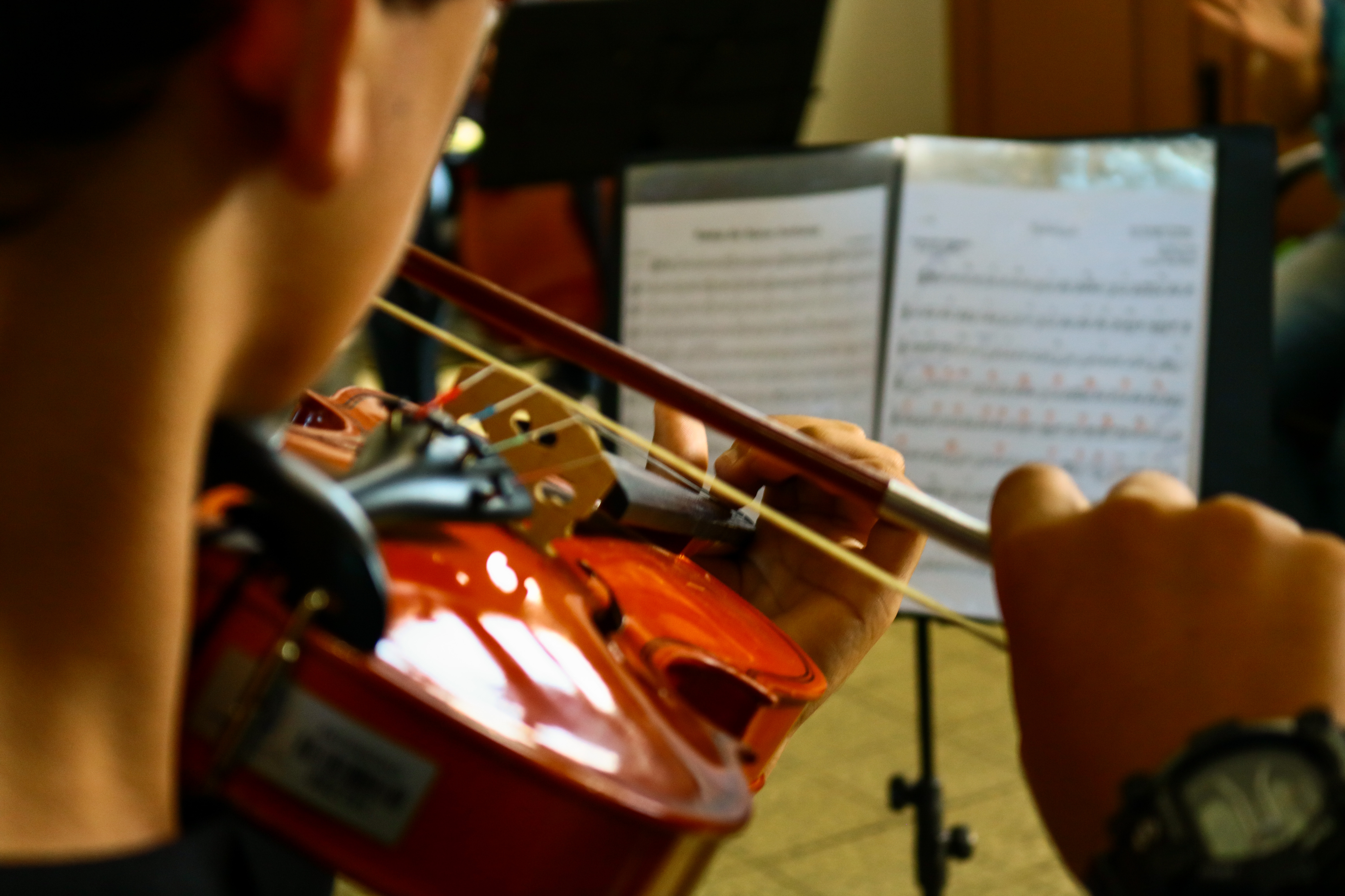Alunos praticam em casa, com ferramentas on-line. Professores voluntários ministram oficinas de instrumentos e contribuem para o engajamento