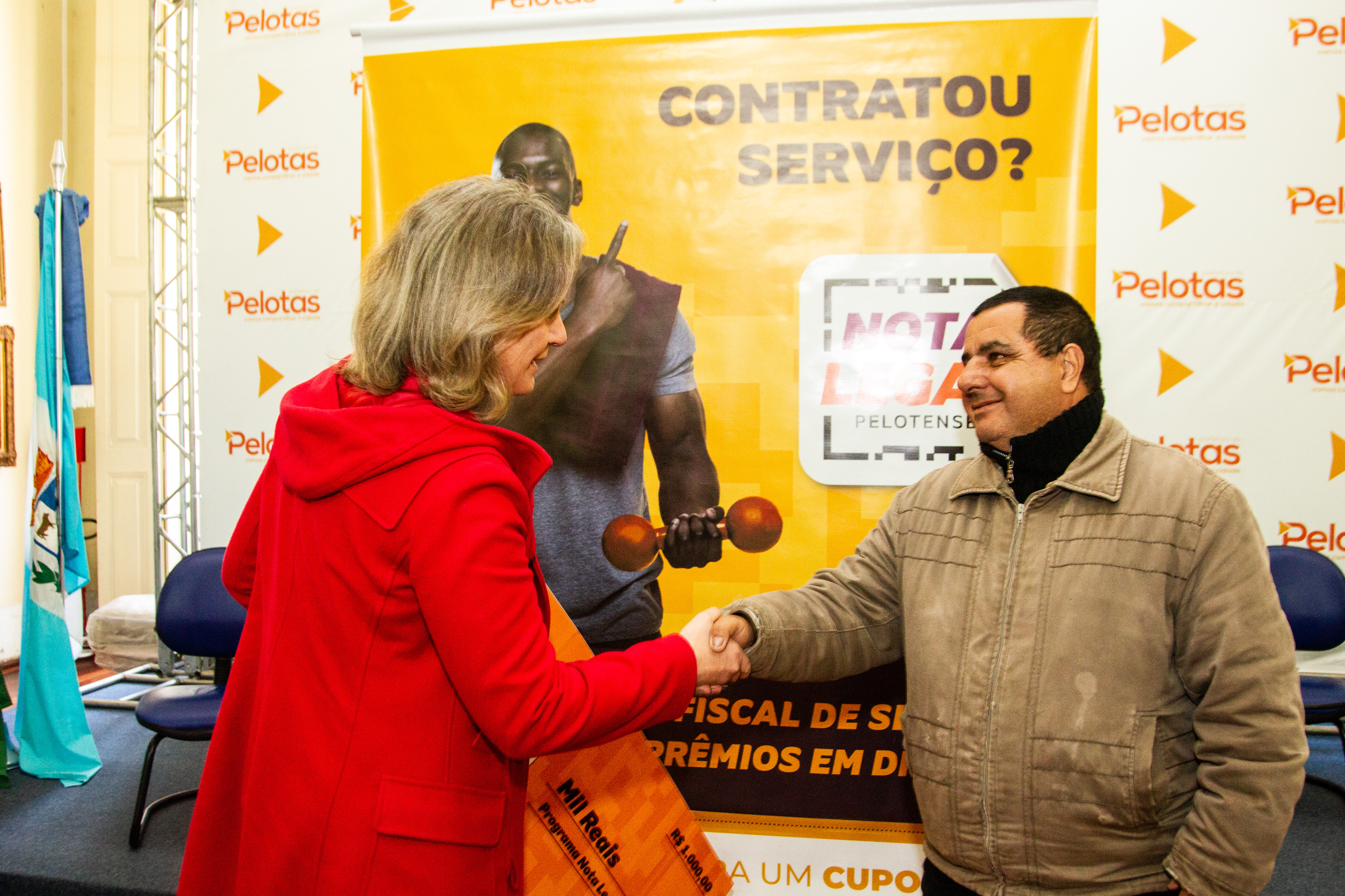 Prefeita Paula Mascarenhas entregou cheque simbólico de R$ 1 mil ao representante da iniciativa escolhida pelo ganhador do nono sorteio do programa que promove a justiça fiscal do Município