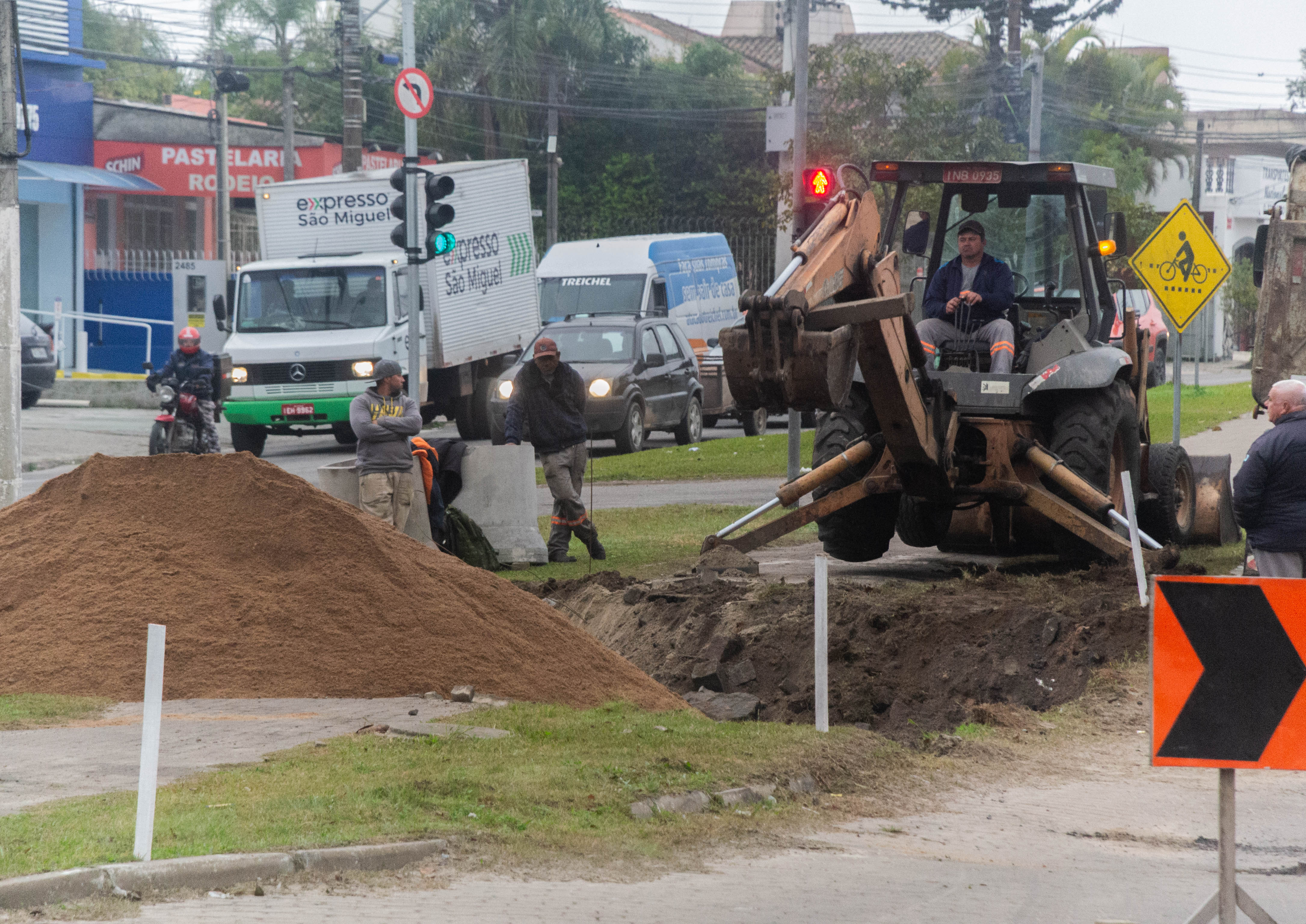 Obra segue em andamento, com colocação de capa asfáltica na rótula com as avenidas Salgado Filho e 25 de Julho