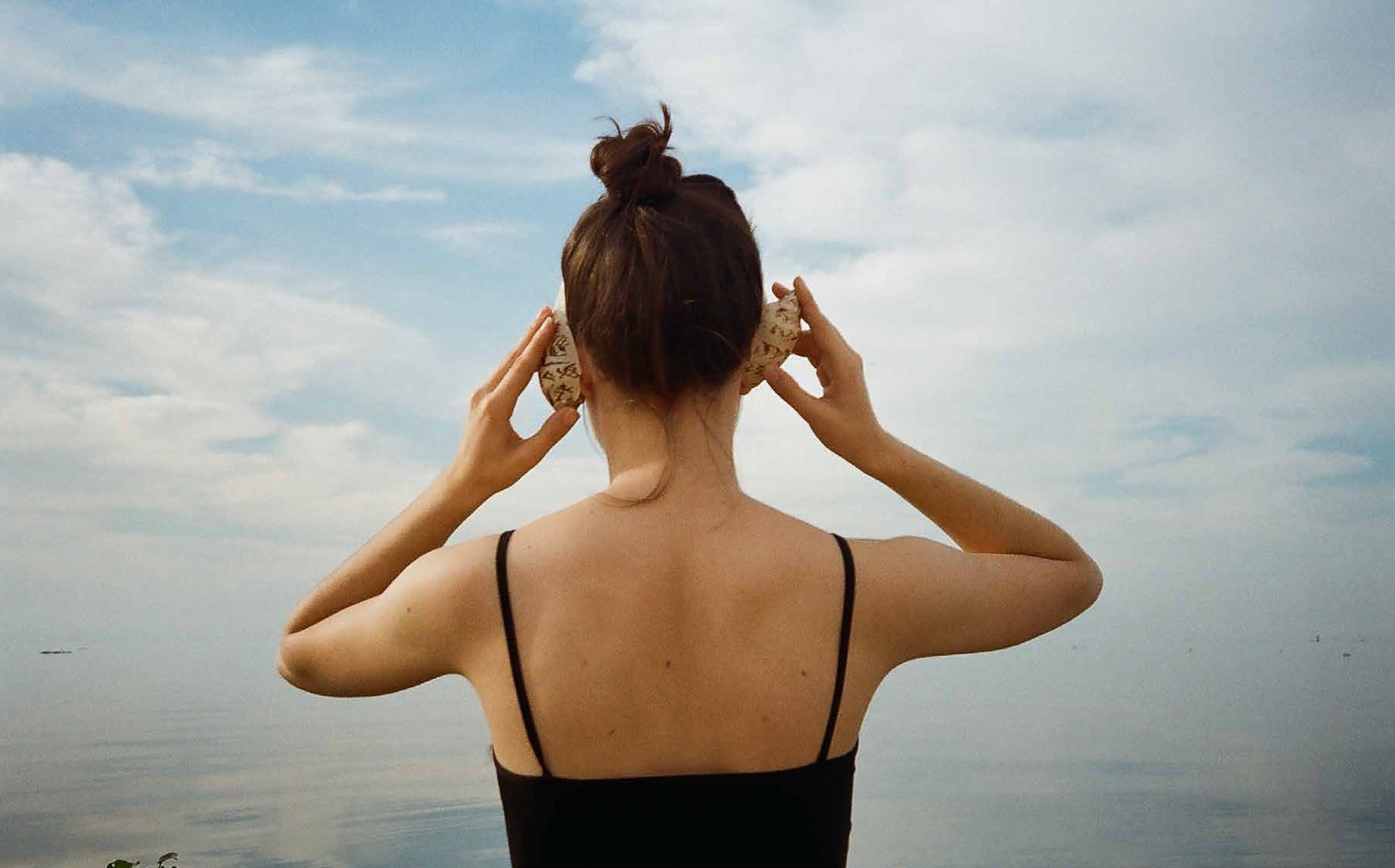 Gabriela Cunha apresenta processos criativos com fotografia analógica, poesia e pintura em aquarela