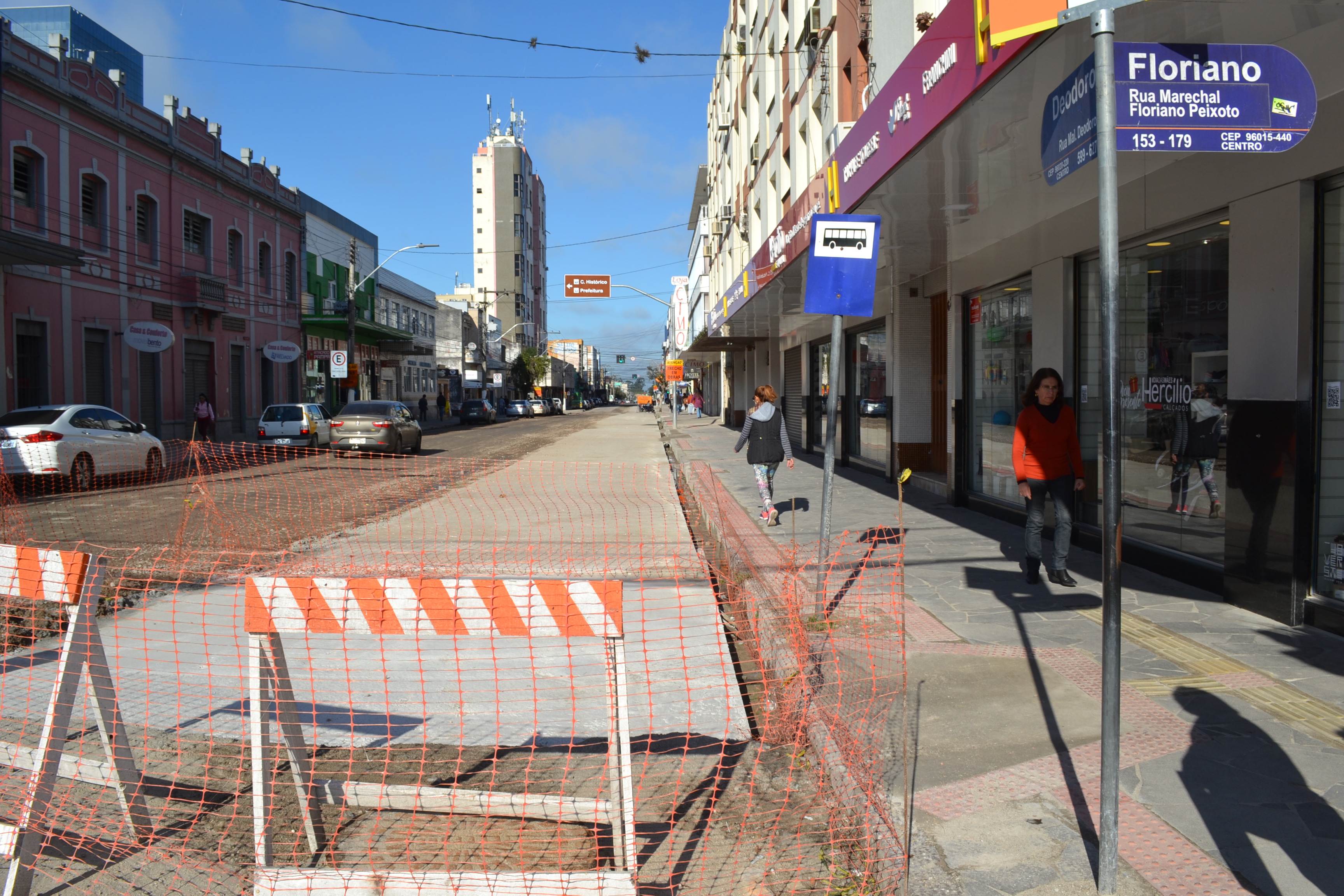 Partes do corredor de concreto para transporte coletivo estão em cura. Depois, vem a selagem