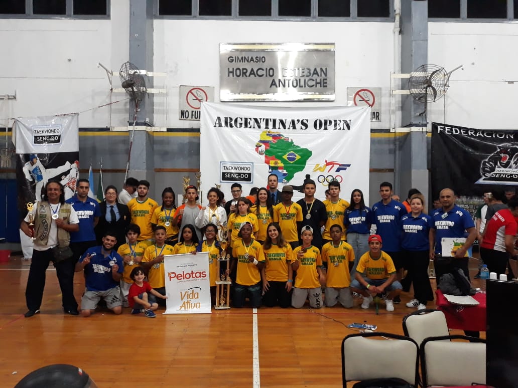 Jovens atletas do Projeto Vida Ativa participaram de competição em Buenos Aires