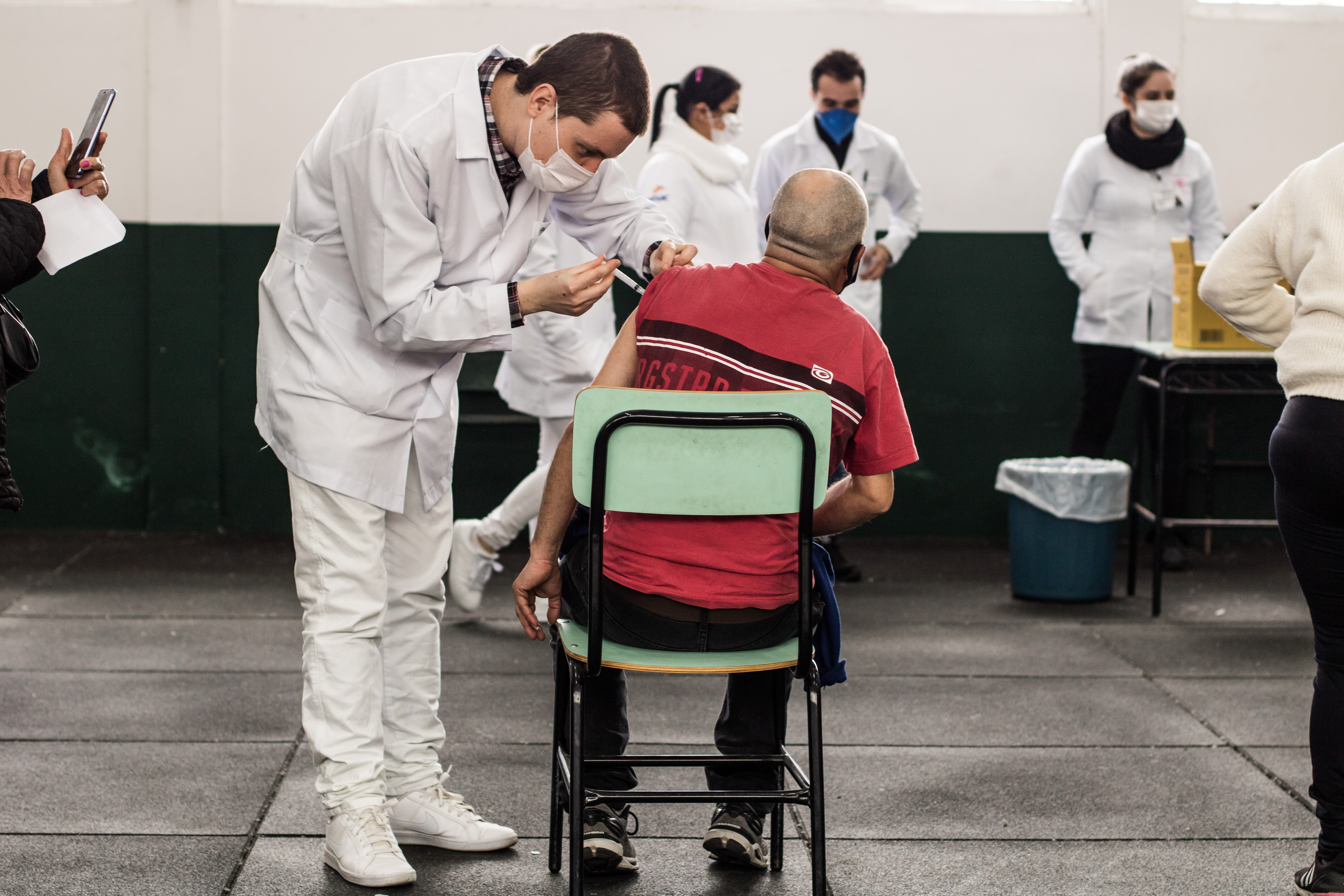 Ação foi destinada para aplicação da segunda dose da vacina contra a Covid-19 em pessoas de 44 e 45 anos, que receberam a primeira dose, nos bairros, no dia 2 de julho