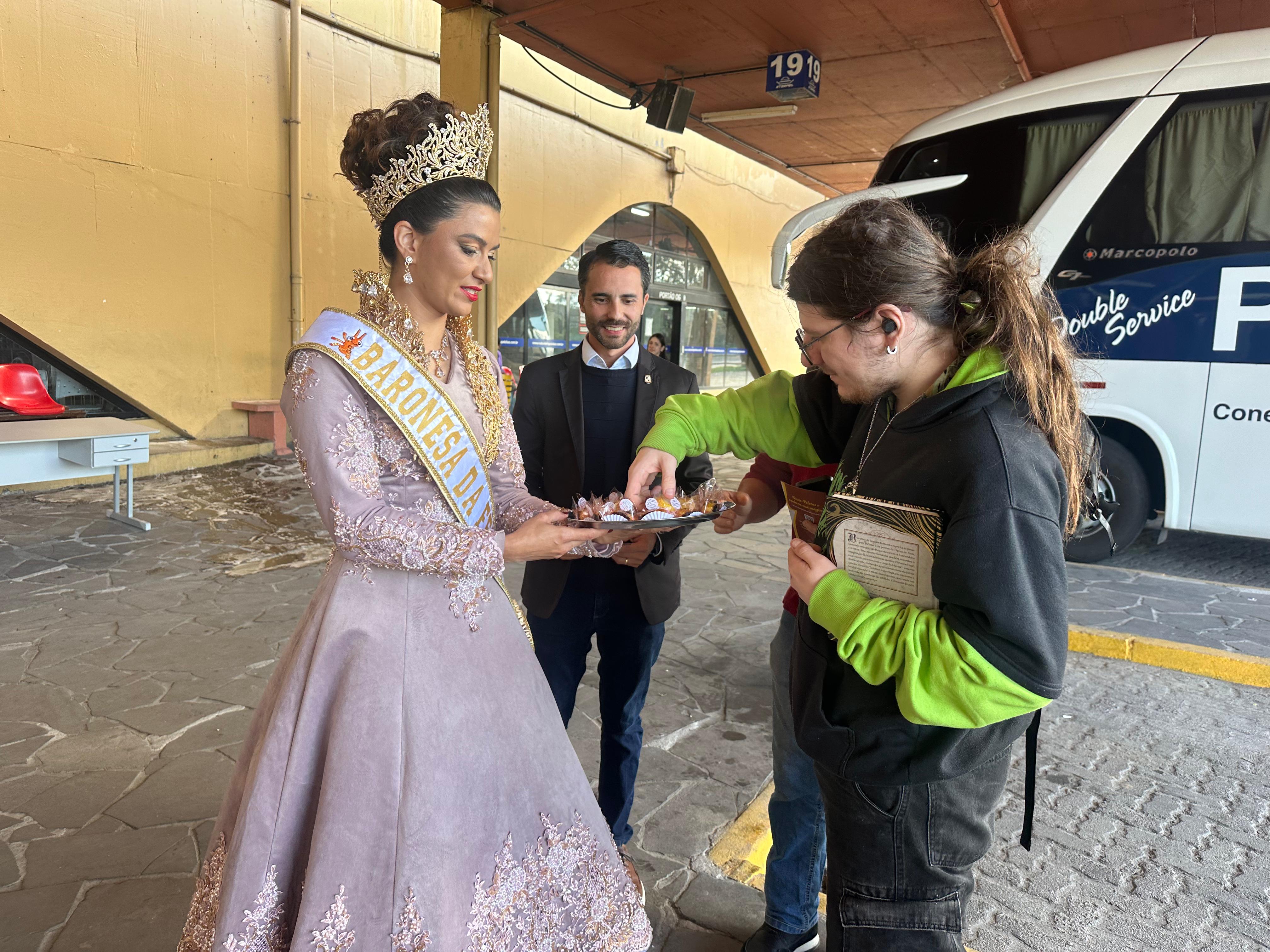 Passageiros que desembarcaram na Rodoviária de Pelotas receberam doces típicos entregues pelas baronesas da Fenadoce
